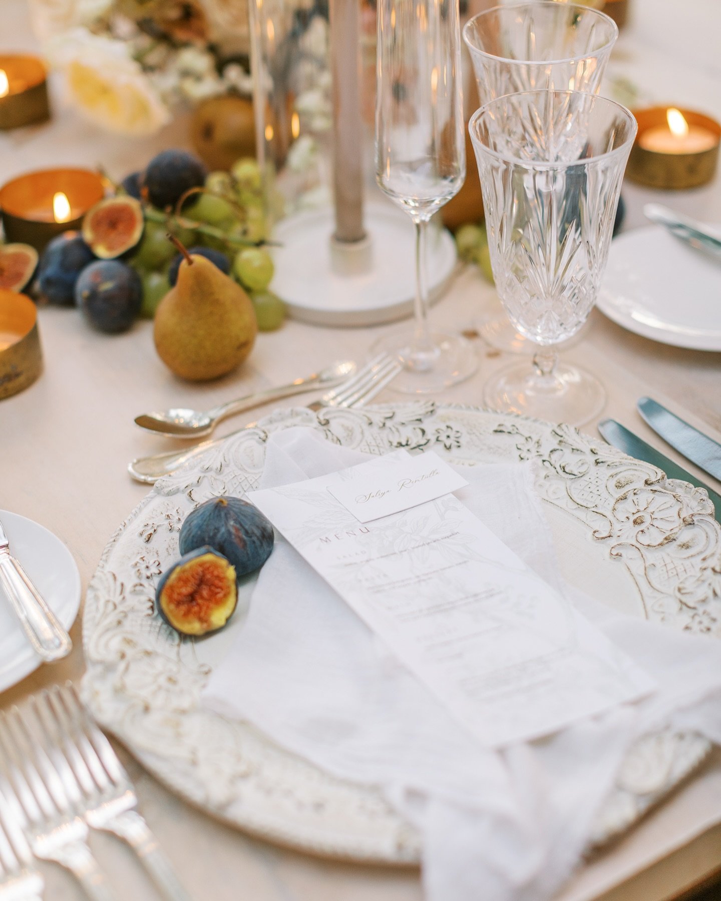 Europe bound today, so sharing an ode to old-world European romance inspiration ✨ 

Photography @elizabethinlove 
Florist @joeybutta 
Table decor @simplybeautifuldecor 
Venue @graydonhallmanor 

#EuropeanInspiredWedding #WeddingTablescape #RomanticWe