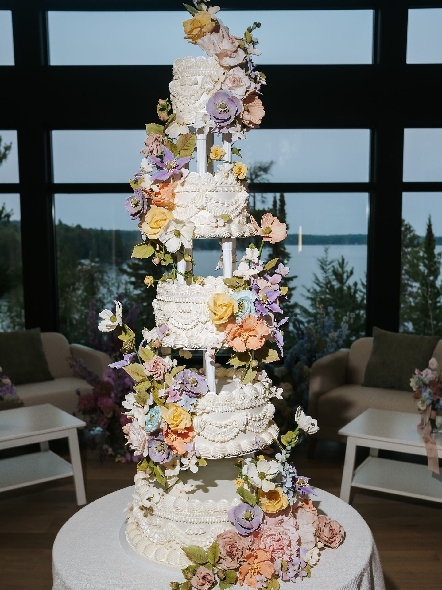 Details darling ✨

Planning and design @clementandcoevents 
Cake @jennaraecakes 
Photos @joelandjustyna 
Florist @joeybutta 
Rentals @tabletalesinc @divinefurniturerental 
Stationery @paperandposte 
Entertainment @stroyals 

#luxurywedding #lakesidew