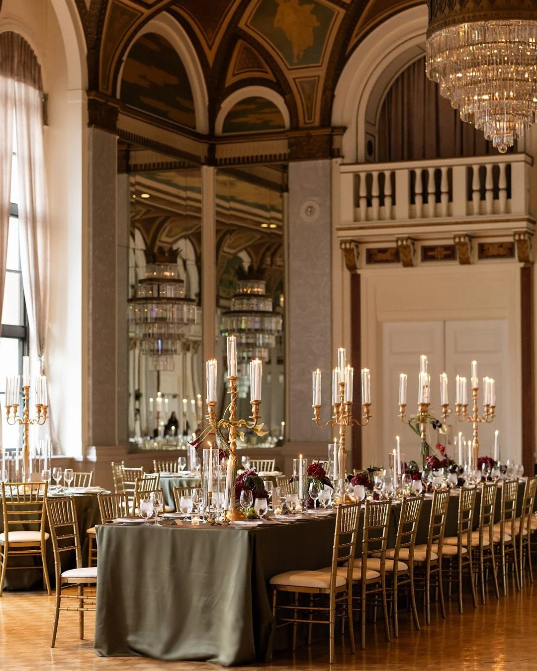 A stylish celebration for M &amp; E - rich tones, artful florals, and one unforgettable evening 

Planning and design @clementandcoevents 
Photos @coessential.wed 
Florist @floret.dundaswest 
Venue @fairmontroyalyork 
Draping @eventuredesign 

#antib