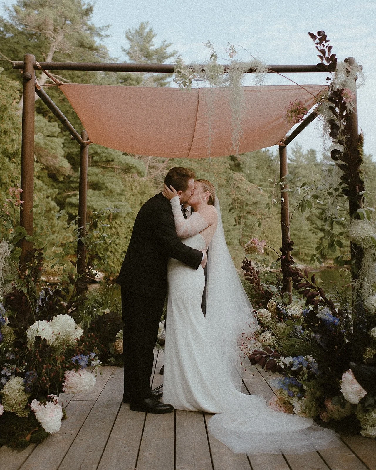 20 cm of snow = officially craving lakeside tented celebrations ASAP. 😅❄️

Planning and design @clementandcoevents 
Photos @jennifermoher 
Florist @joeybutta 
Tent @premiertents 
Rentals @simplybeautifuldecor

#privateestatewedding #outdoorwedding #