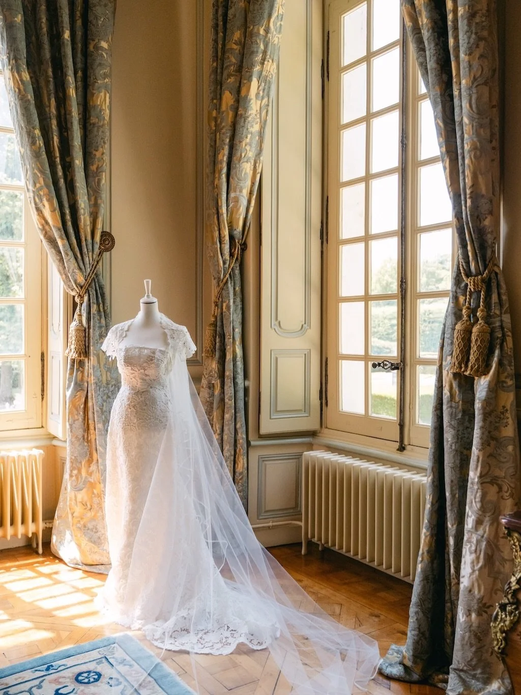A moment for the beautiful @chateaudugrandluce &mdash; and every photo-worthy corner it has to offer ✨

Photos @515photoco
Venue @chateaudugrandluce 
Planning and design @clementandcoevents 
Florist @les__ephemeres 
Hair and makeup @reinakimartistry 