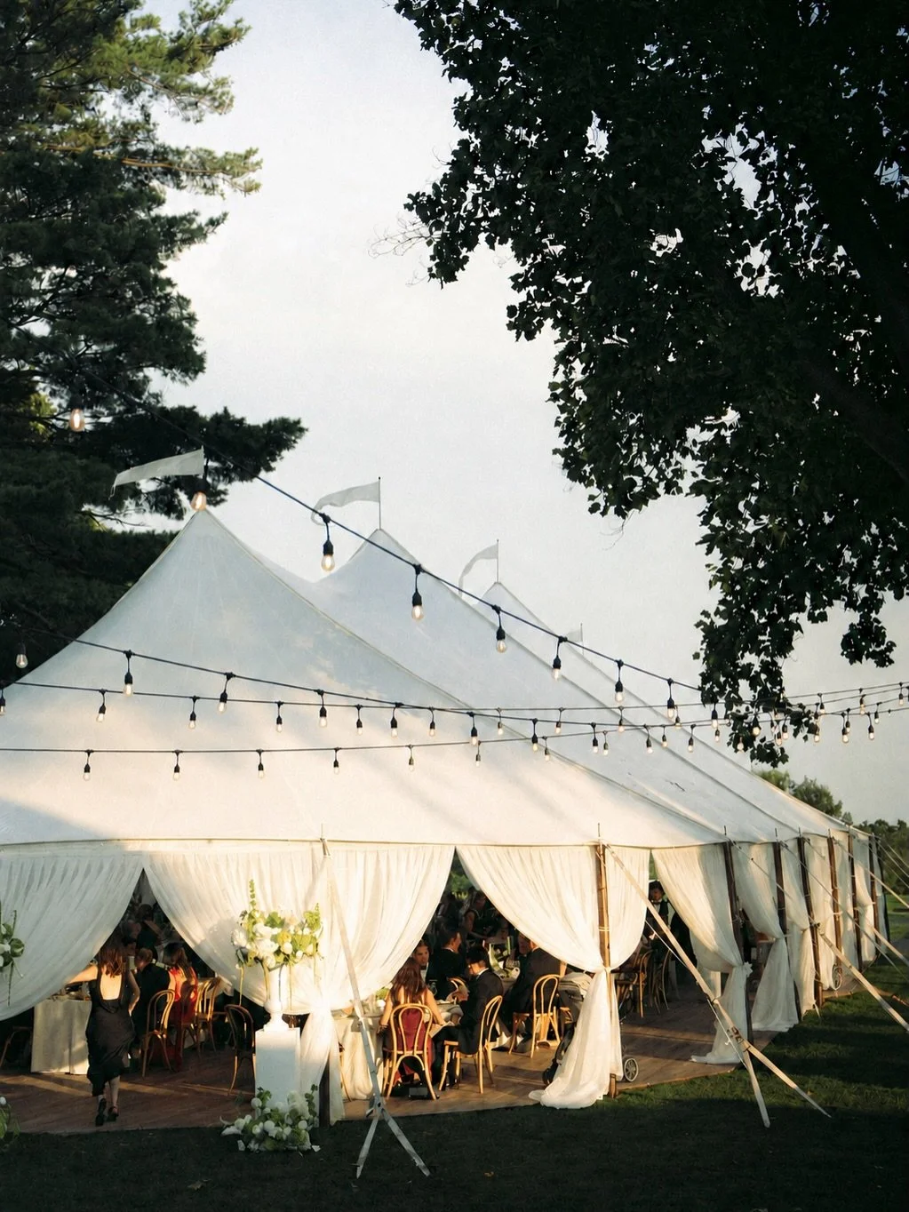 Sun kissed summer days. For the wonderful A &amp; D 

Planning and design @clementandcoevents 
Photos @alyssacphotographe 
Florist @simplyelegantbyemma 
Decor @tabletalesinc 
Tent @guelphtents 
Draping @eventuredesign 

#tentedweddingreception #tentw