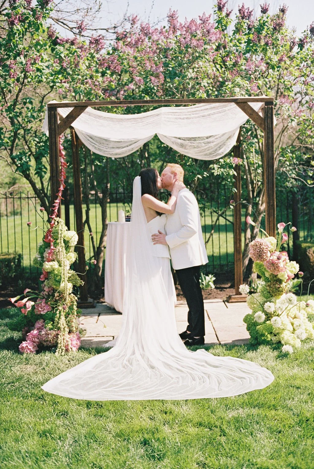 wedding kiss chuppah
