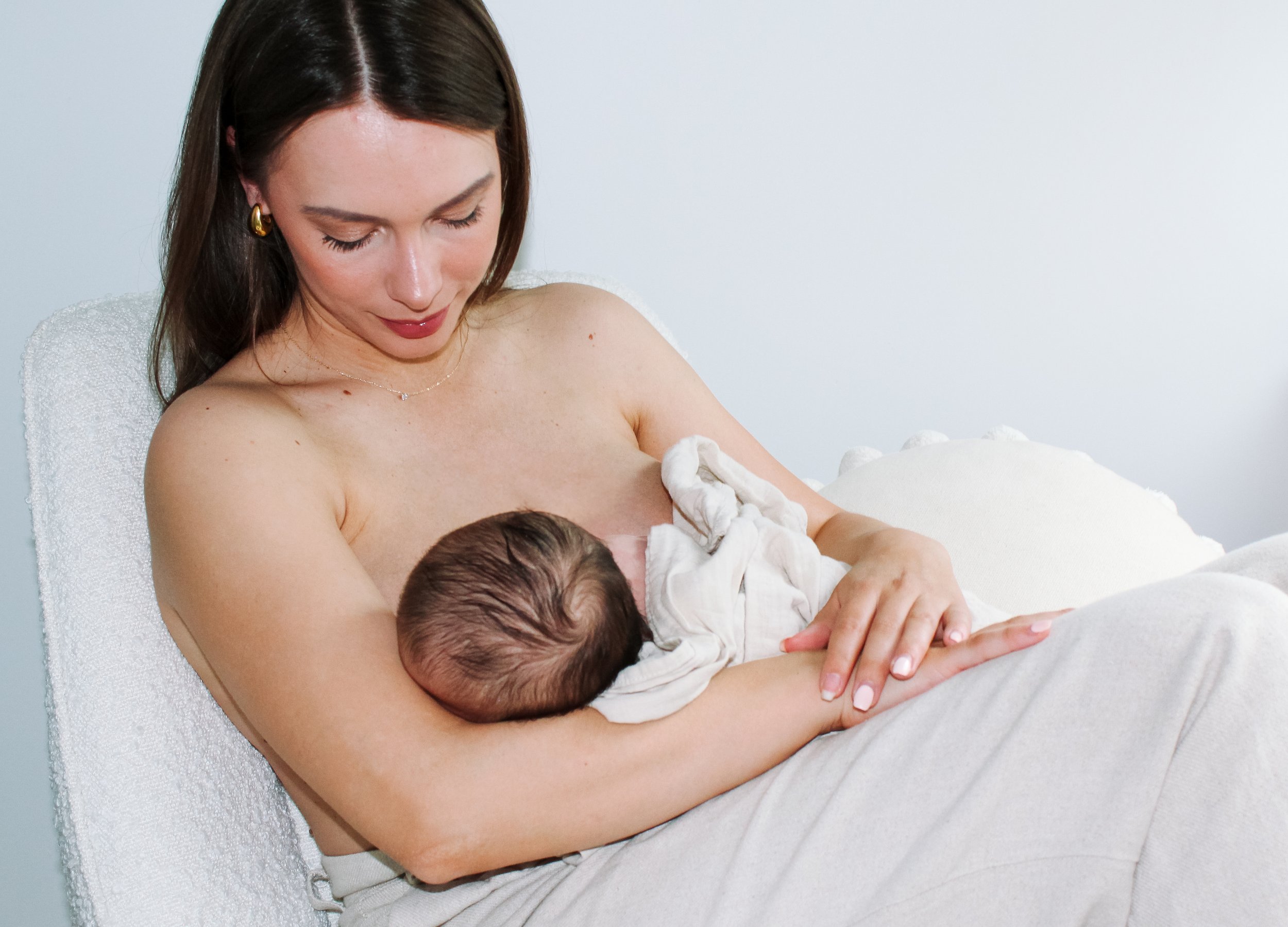 Een vrouw die borstvoeding geeft aan haar baby.