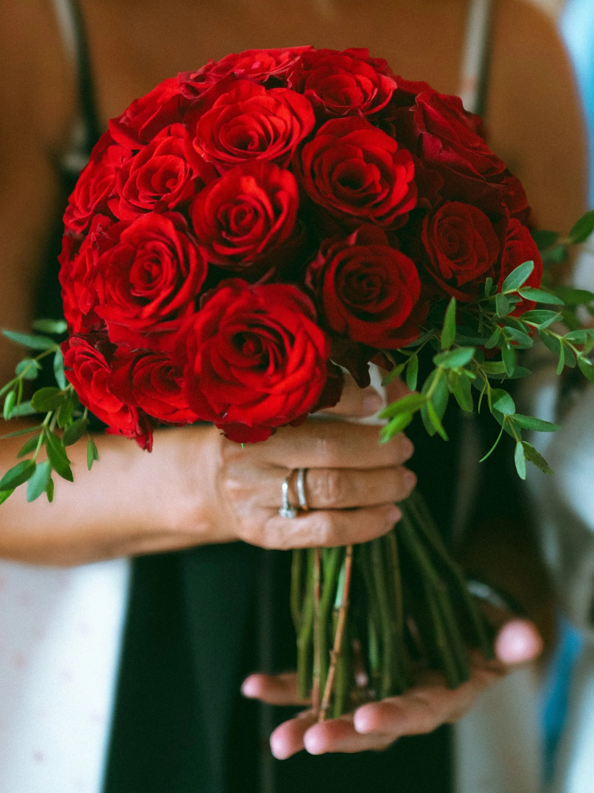 Een zwart-wit foto van een gezin dat op de stoep staat, met een man en een vrouw die de twee jonge jongens ondersteunen. De jongens dragen nette kleding met stropdassen, en de jongens lijken te balanceren op de rand van de stappen.