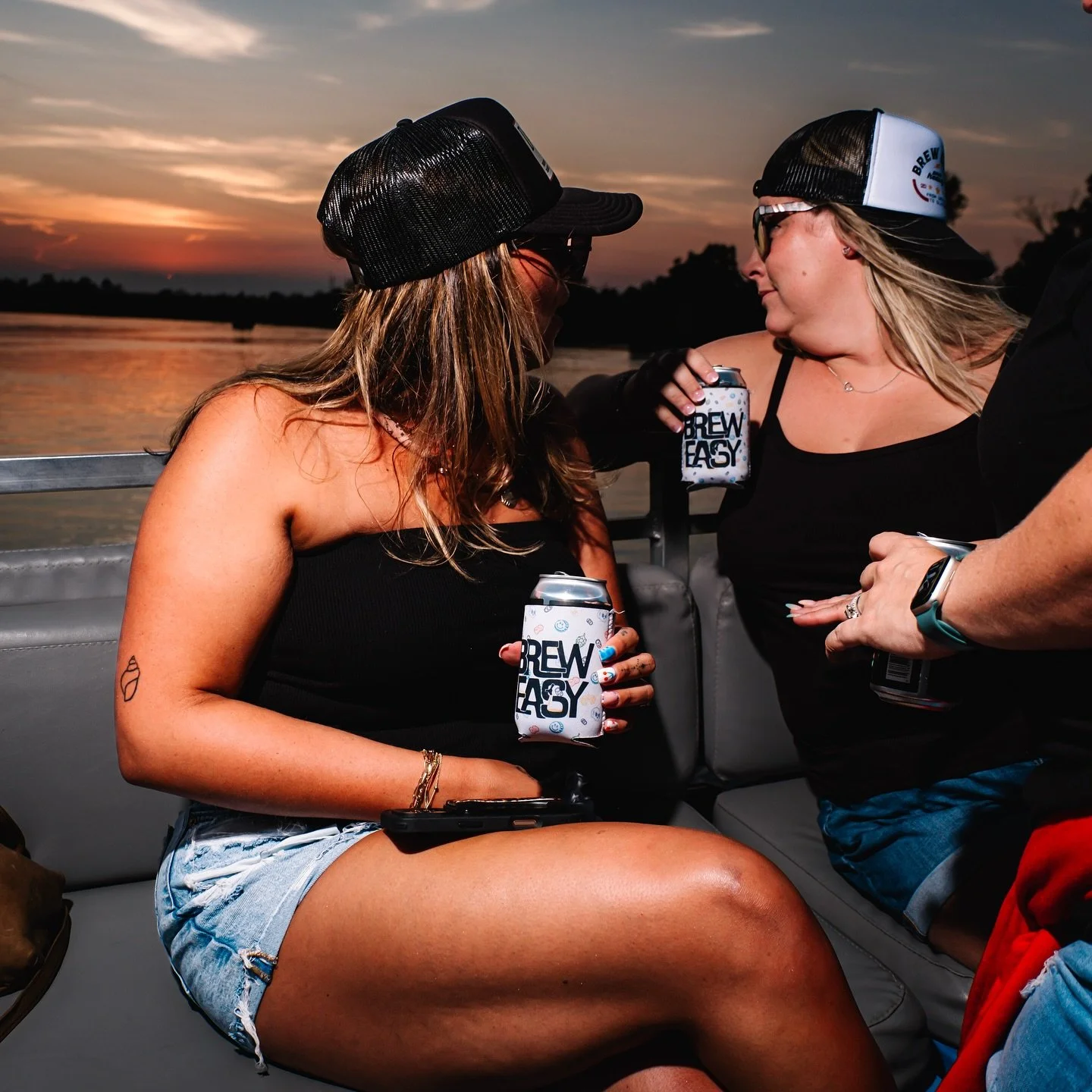 Boat sunsets &rarr; backyard laughs &rarr; porch &ldquo;one more?&rdquo; 🍻
We&rsquo;re here for cold cans &amp; easy hangs&mdash;no sweat, steady grip, chill locked in.
Slim or regular, the BrewEasy koozie keeps your special brew better.
Boat or bac