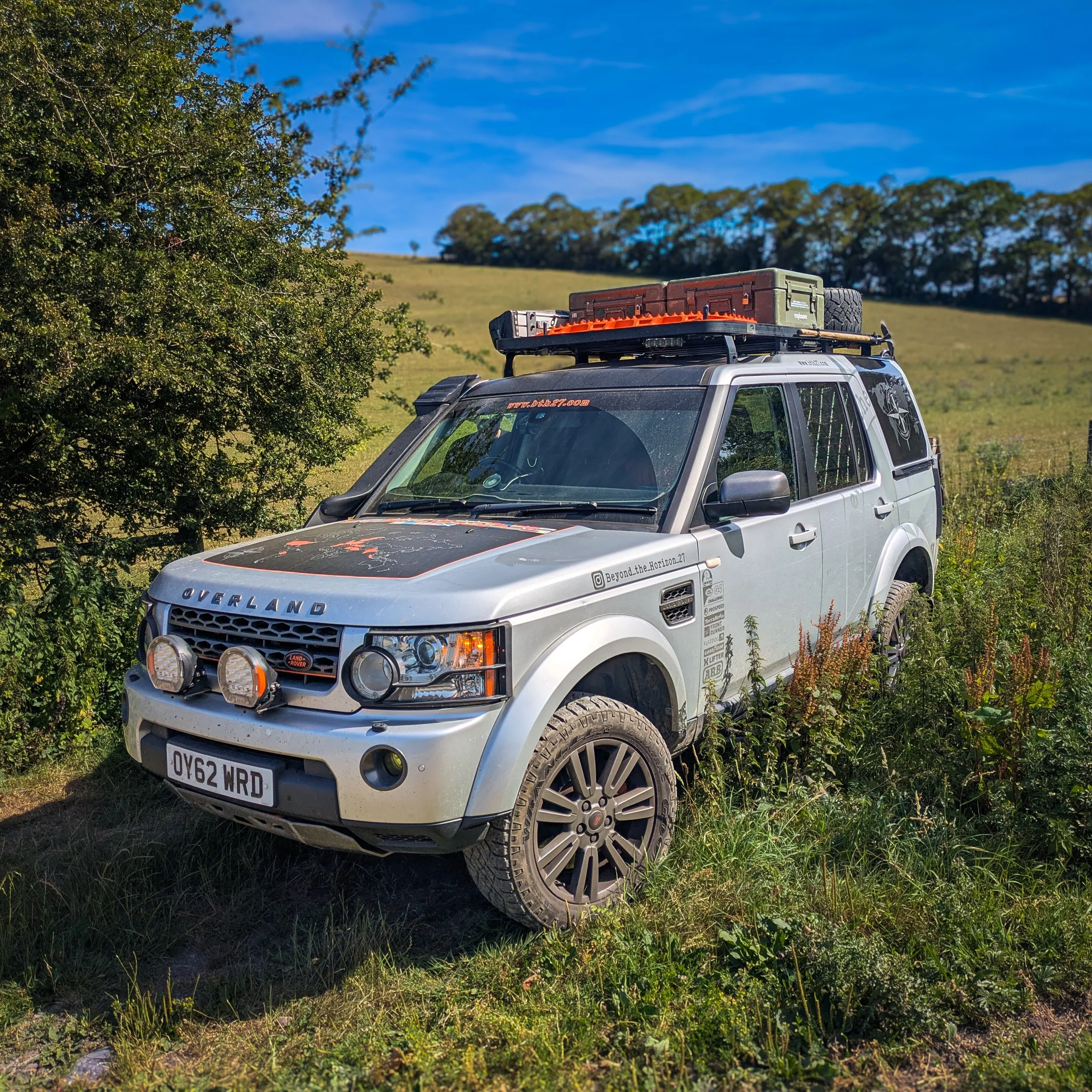 A good hike always starts with finding the right place to park. I&rsquo;d say we did pretty well with this one. 🌿

#bth27 #overlandtravel #selfconverted #discovery4