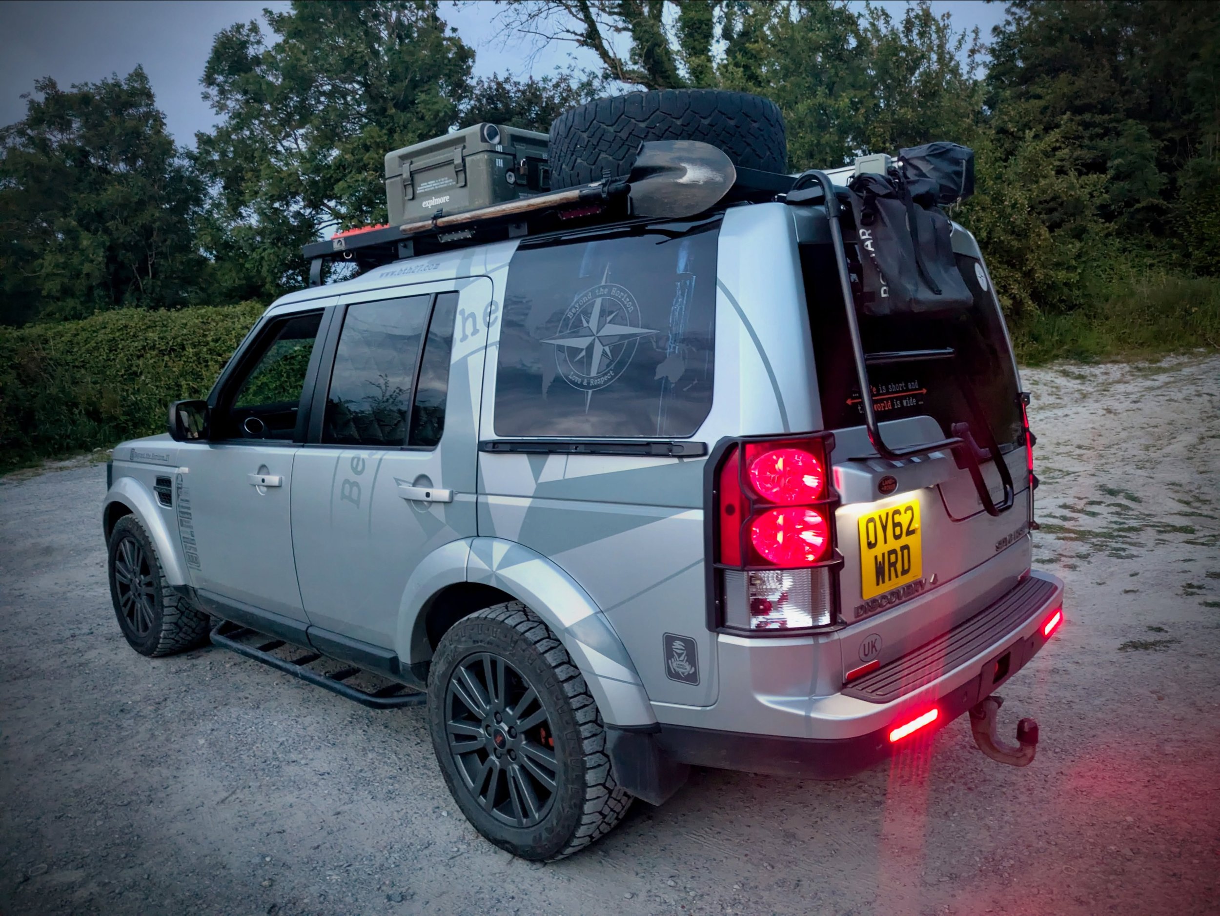 Every park-up has its own story.
This one came with a very tight entrance, a peaceful night, and a memorable reverse exit the following morning. 😅🚙
Would we stay here again? Absolutely.

#bth27 #overlanddiscovery4
#wildcamp #discovery4