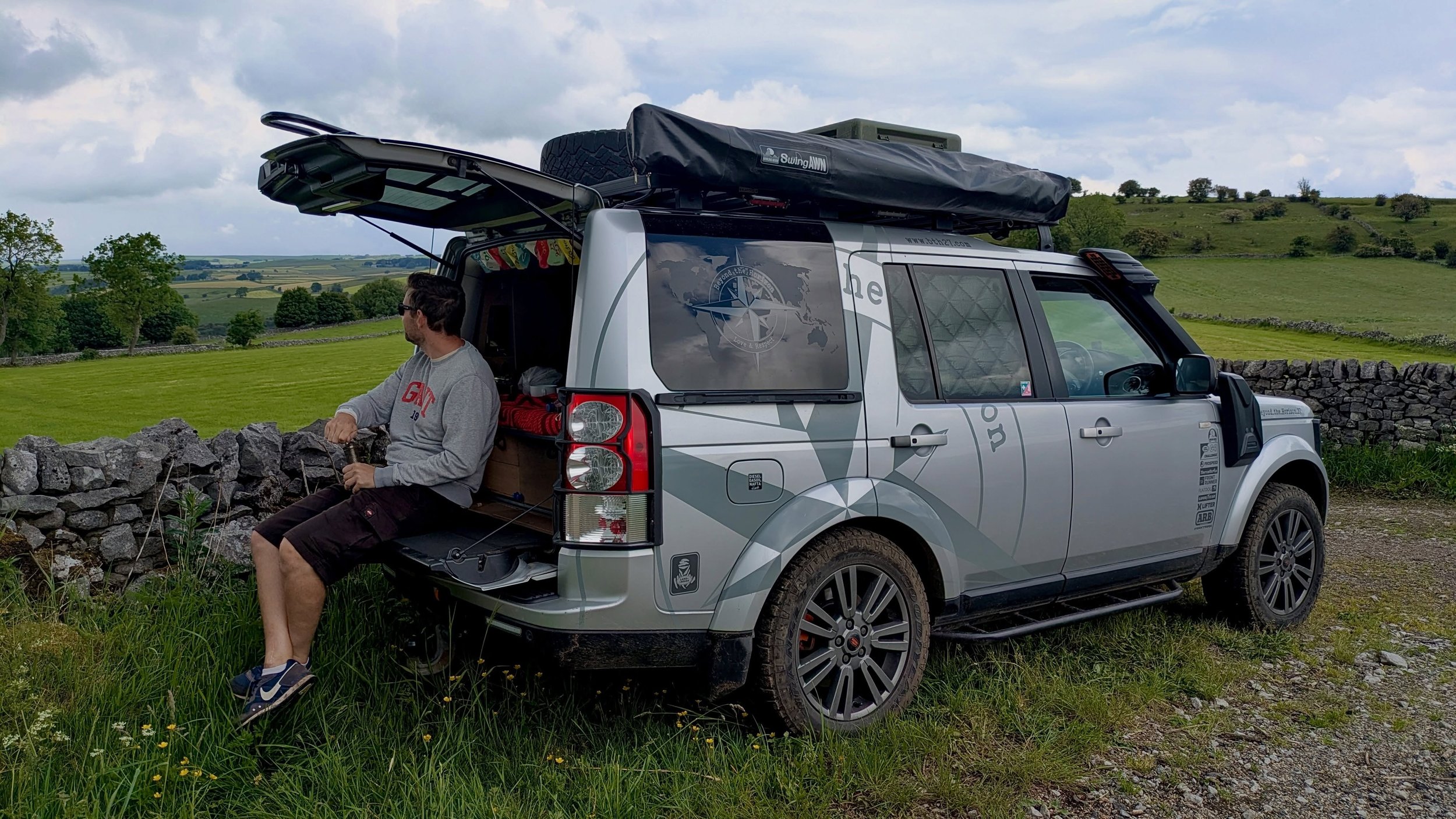 Coffee tastes better when the only soundtrack is the grinder, the wind, and nature. ☕🌾

#Overland #landroverdiscovery4 #CampCoffee #AdventureAwaits #ExploreMore