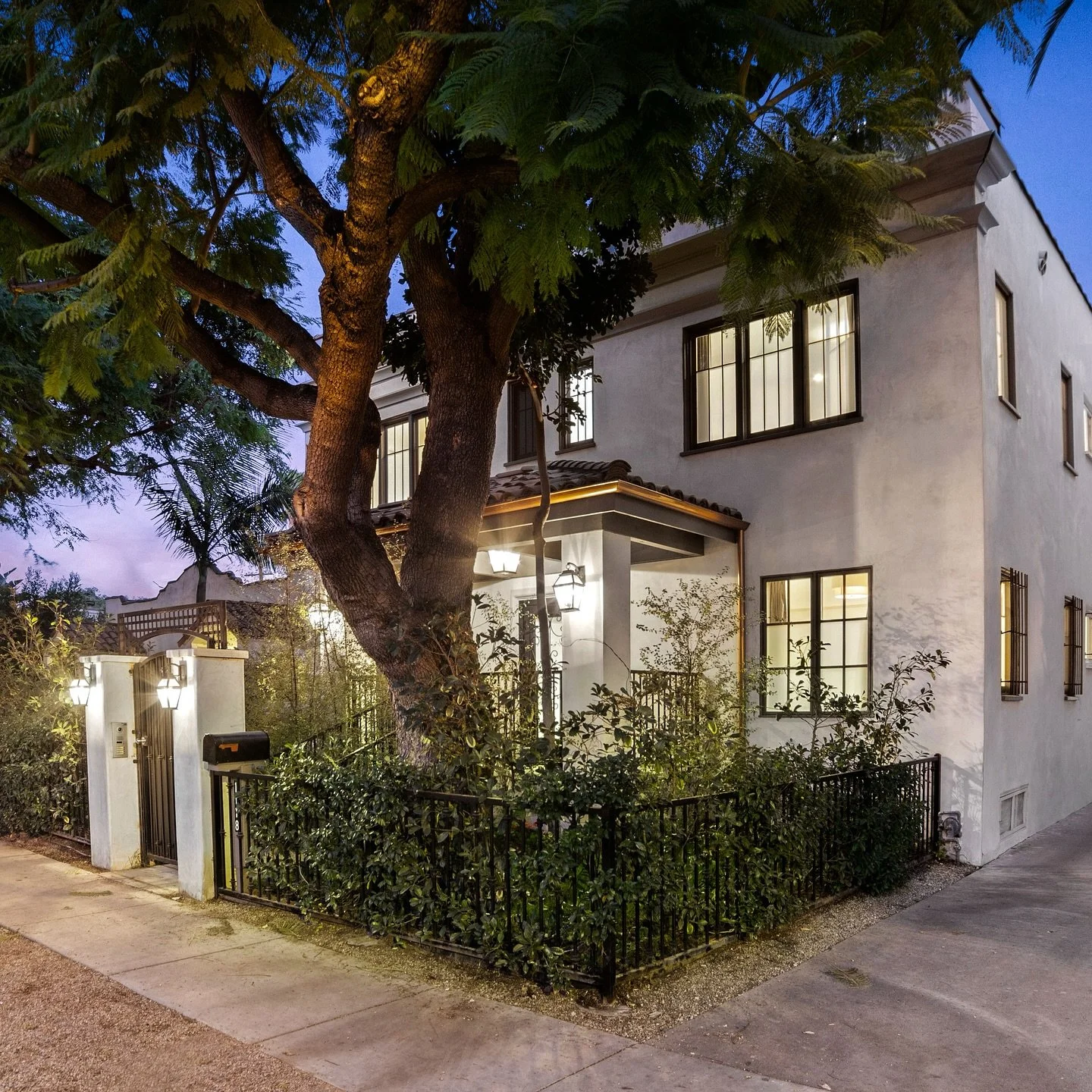 Just off Santa Monica Blvd, Alta Poinsettia is a 1925 Spanish-style fourplex reimagined for modern living. Original arches and stucco charm meet sleek upgrades like Mitsubishi split systems, in-unit laundry, and custom cabinetry. Steps from Trader Jo