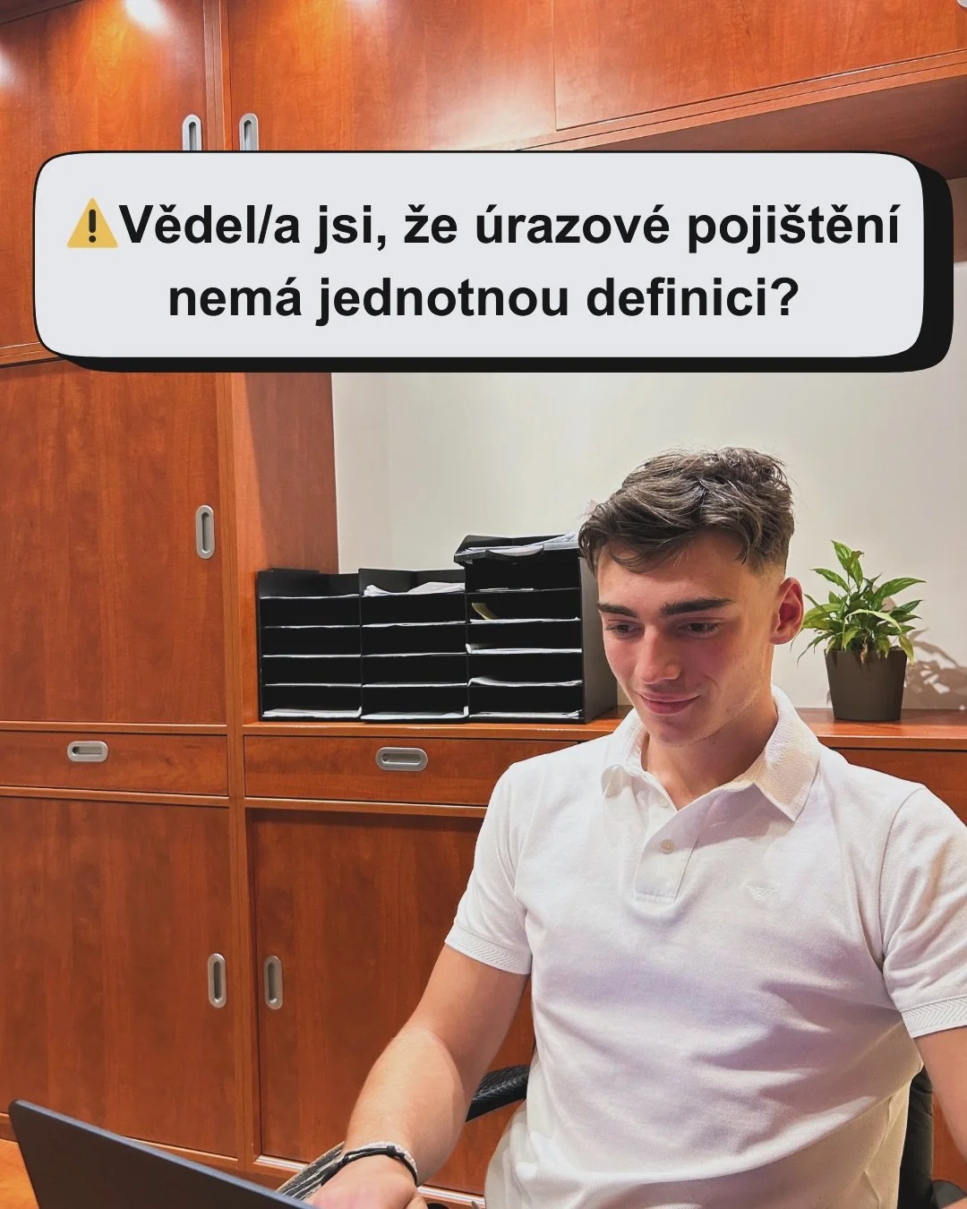 Mysl&iacute;&scaron; si, že &uacute;razov&eacute; poji&scaron;těn&iacute; je v&scaron;ude stejn&eacute;?
❌ Omyl.
Z&aacute;klad je podobn&yacute;, ale rozd&iacute;ly v podm&iacute;nk&aacute;ch můžou znamenat tis&iacute;ce korun rozd&iacute;lu při plně