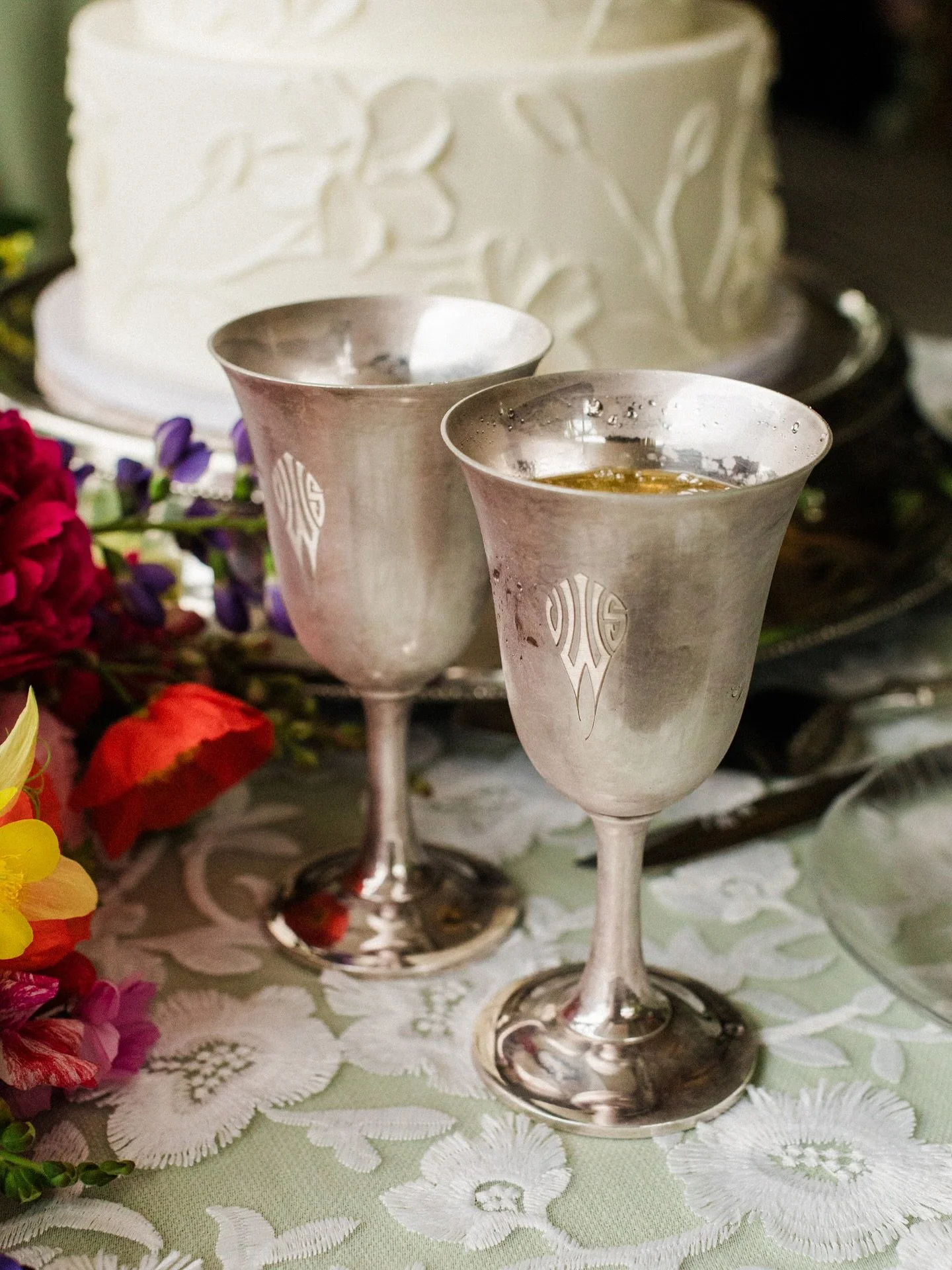 Sweet beginnings and timeless traditions&hellip;We paired cherished heirloom goblets with our cake stand and knife, and added a surprise custom cake linen to make the cake moment uniquely theirs 🤍

#emmamartinevents #eventsplanner #weddingplanners #