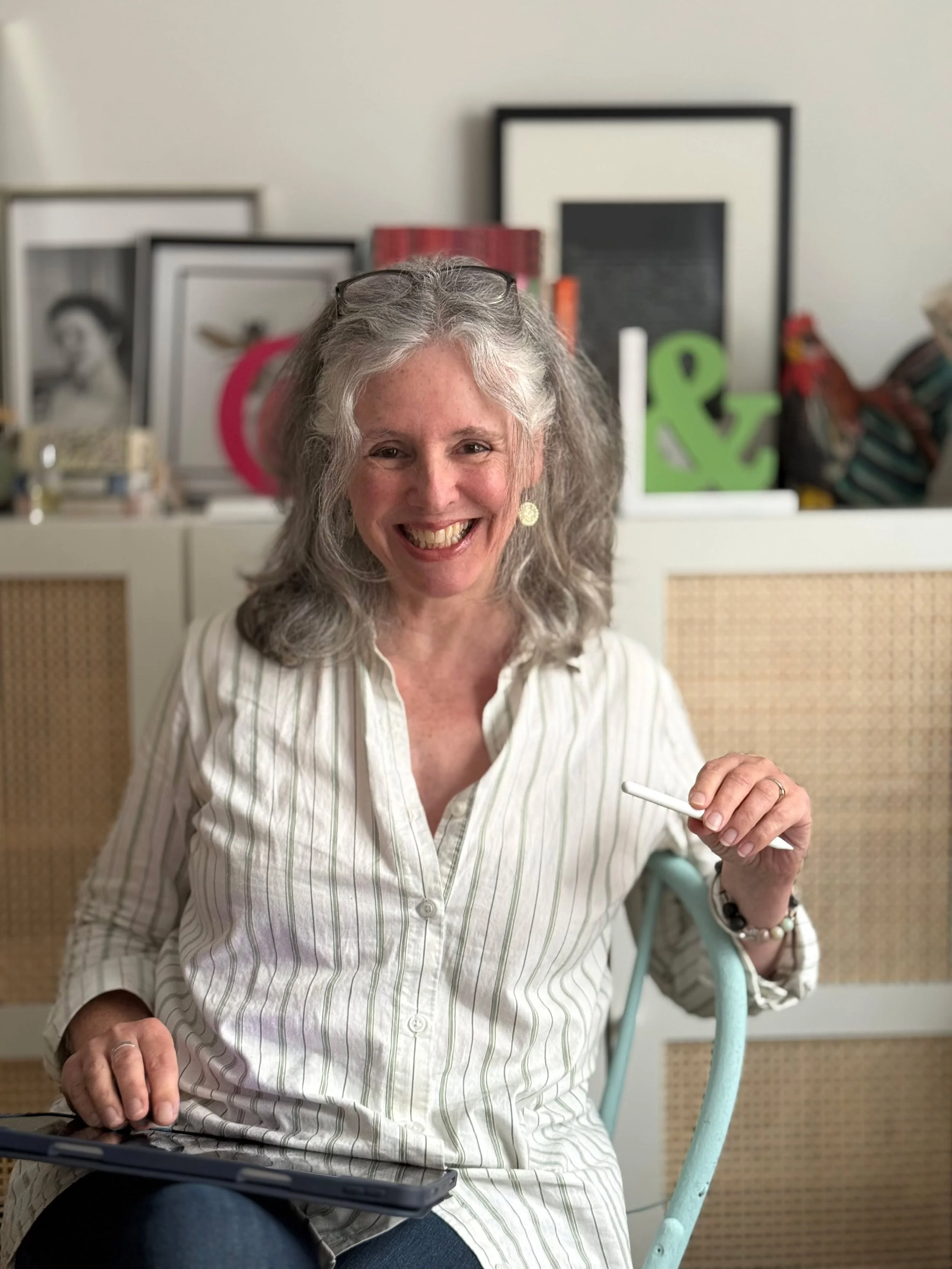 I took hundreds of pictures today to work on my branding, using natural light in my studio. Those two are the only ones that made the cut 🤣

#artistselfie #spoonflowerartist #ipadartistsanddesigners