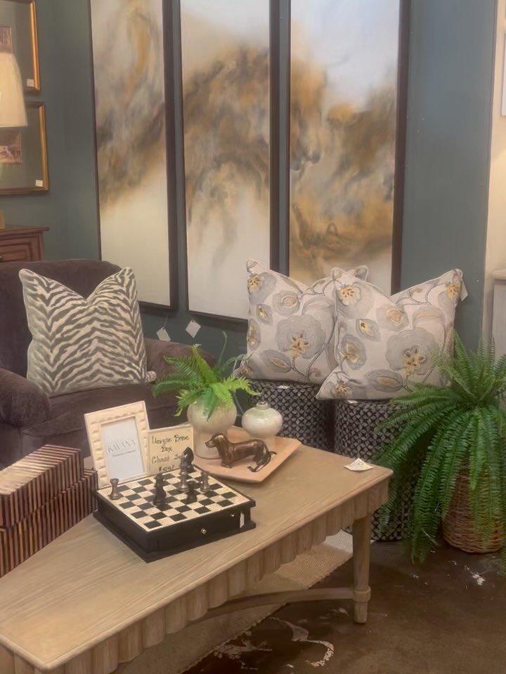 Some new decor just hit the floor!! Come shop with us this weekend from 10-5 🤎💙💚