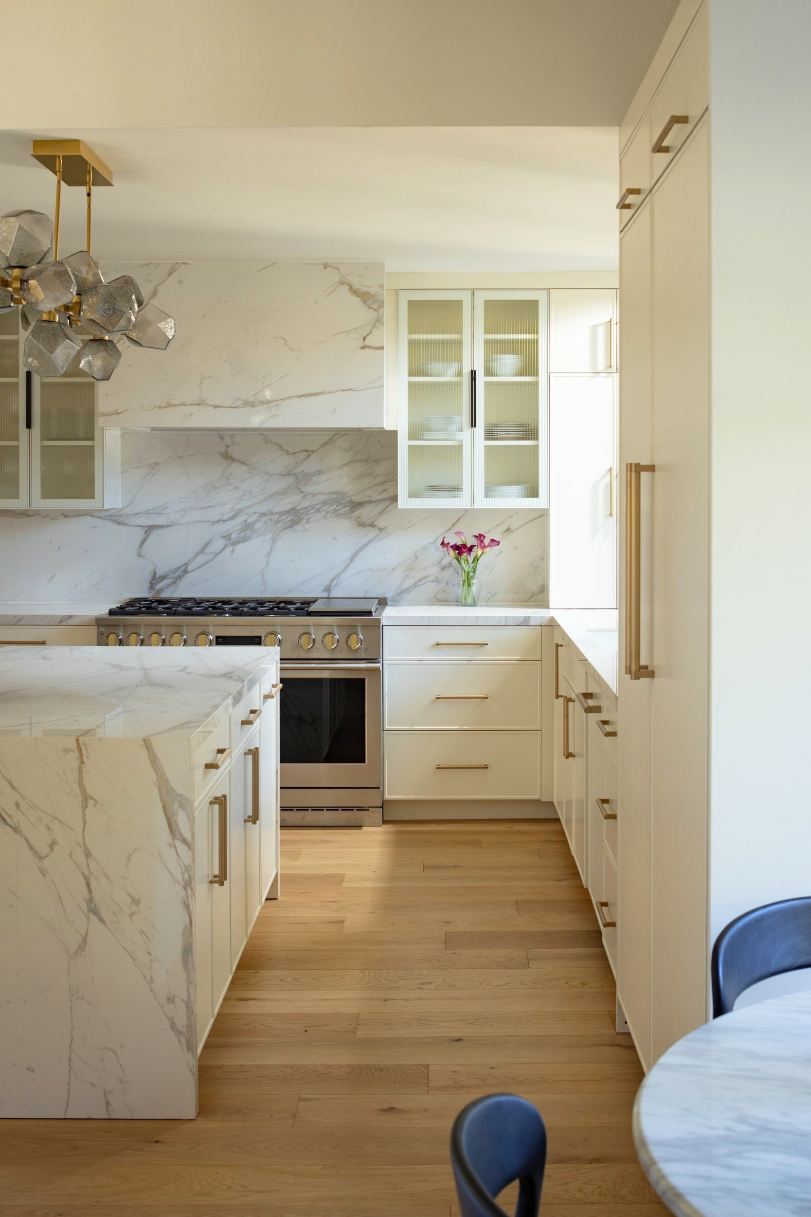 Luxury chef’s kitchen
Bespoke cabinetry
Designer appliance integration
Marble waterfall island
Entertainer’s kitchen
Culinary-focused design