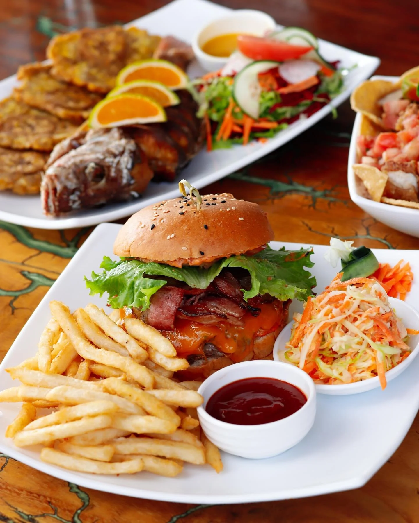 Nuestra hamburguesa jugosa y nuestro pescado entero frito, una combinaci&oacute;n irresistible para un d&iacute;a en la playa 🌴

Our juicy burger and our whole fried fish, an irresistible combination for a day at the beach 🌊

#foodiecr #hamburger #