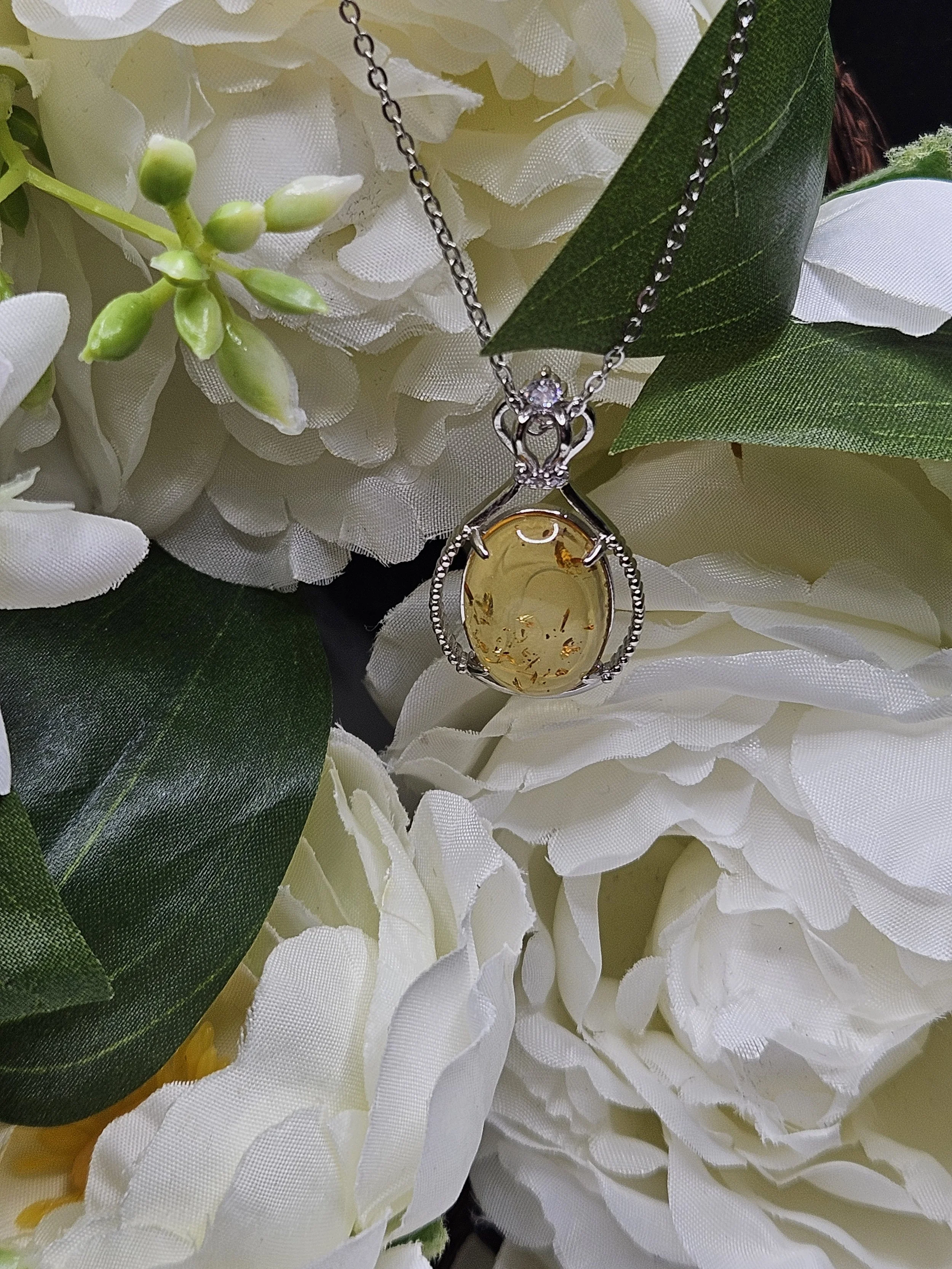 Elegant Amber Pendant - Crown Top