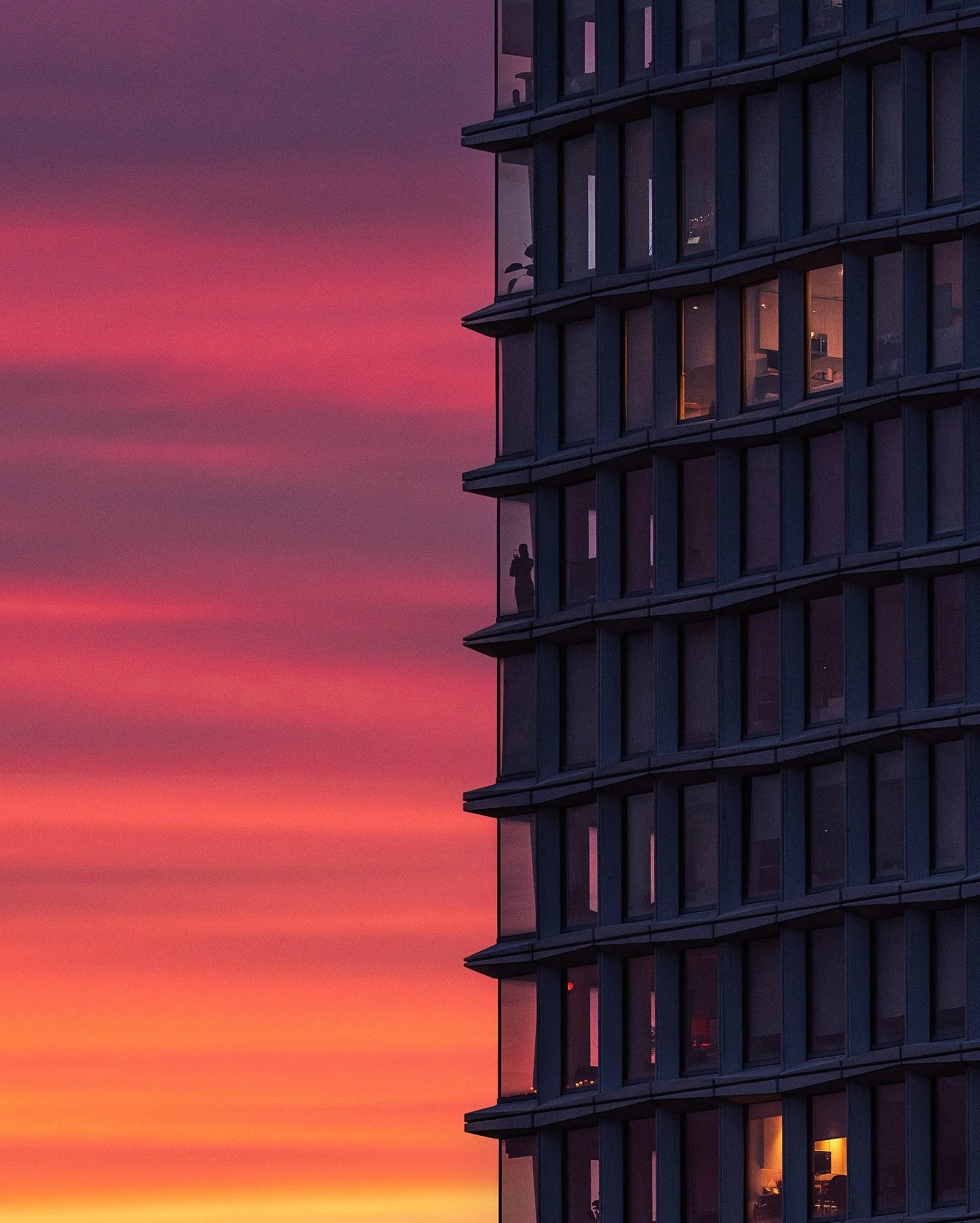 last night was easily one of the best sunsets of the year so far 🌇
&bull; 
&bull;
&bull;
shot on sony a7rV | 135mm 1.8 GM @sonyalpha 
&bull;
&bull;
&bull;
#streetclassics #madewithlightroom #streetgrammers #streetmoment #nycprimeshotz #ny_shooters #