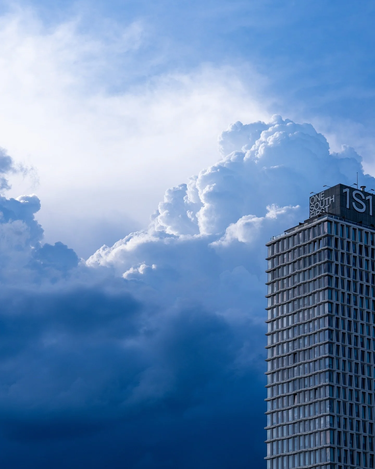 ☁️🏙️
&bull; 
&bull;
&bull;
shot on sony a7c ɪɪ @sonyalpha 
&bull;
&bull;
&bull;
#streetclassics #madewithlightroom #streetgrammers #streetmoment #nycprimeshotz #ny_shooters #moostlyfilm #theglobalphotographycommunity  #tonesofnyc #nightshooters #cin