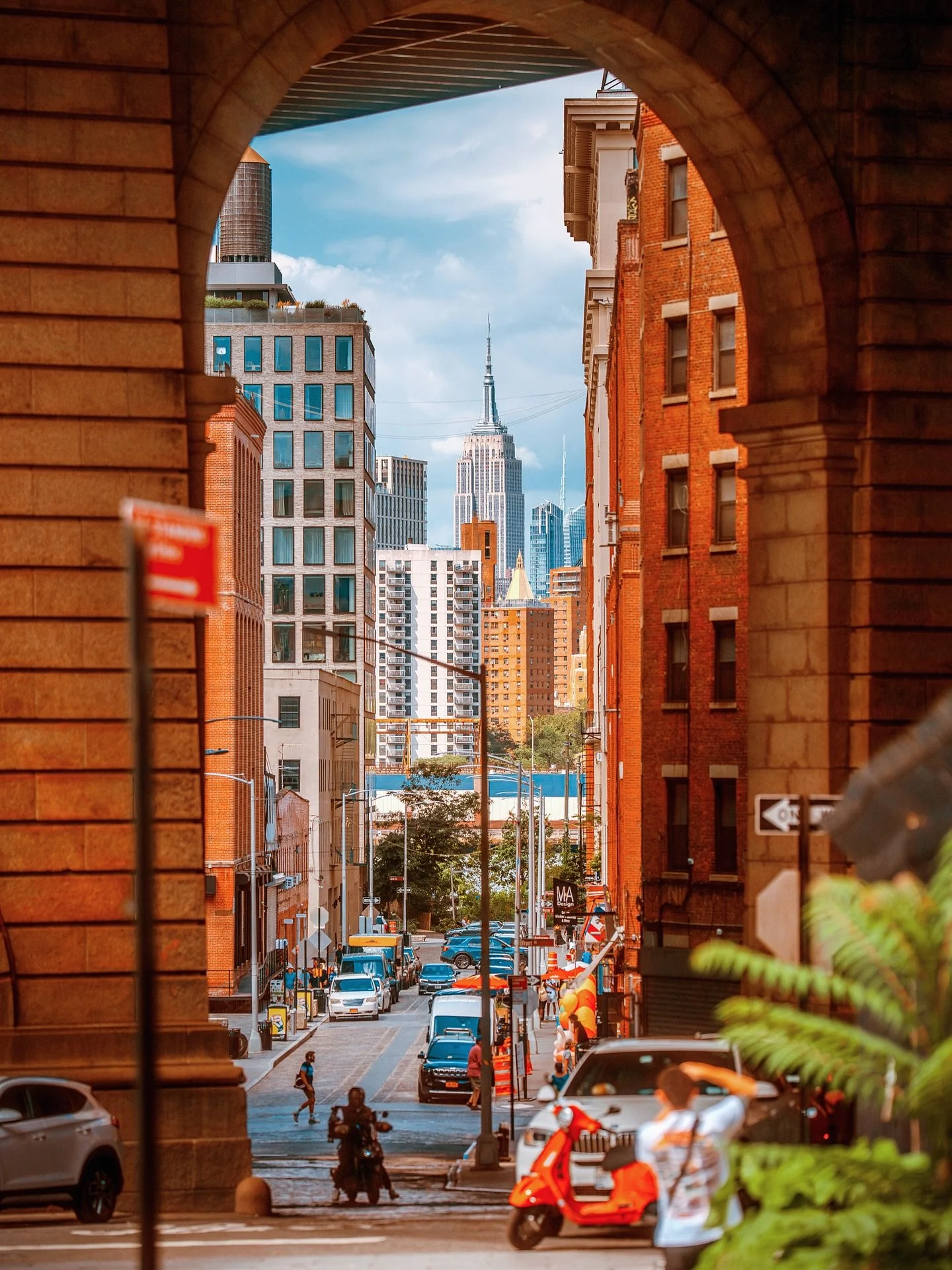 good afternoon new york ☀️
&bull; 
&bull;
&bull;
shot on sony a7c ɪɪ @sonyalpha 
&bull;
&bull;
&bull;
#streetclassics #madewithlightroom #streetgrammers #streetmoment #nycprimeshotz #ny_shooters #moostlyfilm #theglobalphotographycommunity  #tonesofny