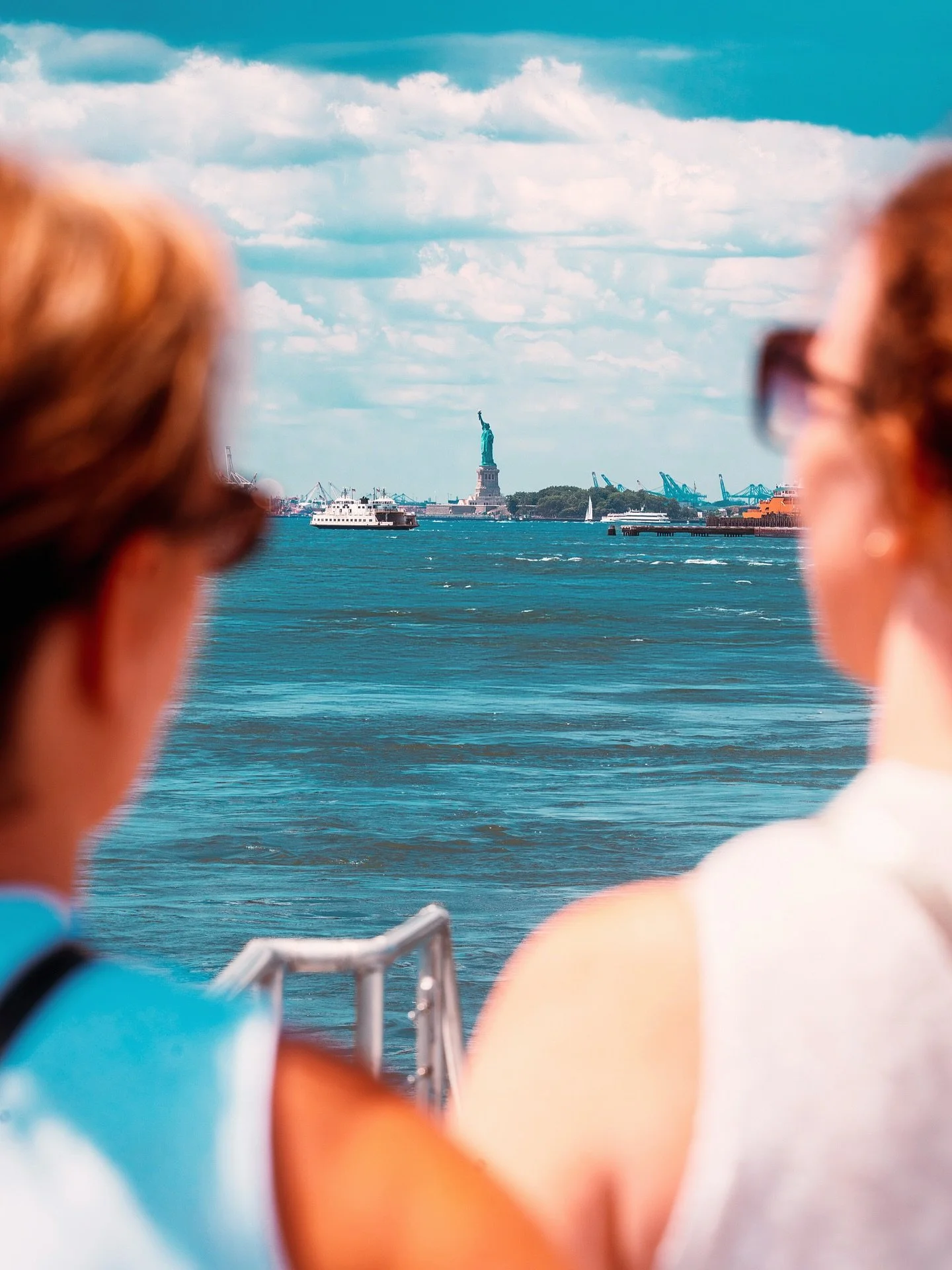 ferry views 🗽
&bull; 
&bull;
&bull;
shot on sony a7c ɪɪ @sonyalpha 
&bull;
&bull;
&bull;
#streetclassics #madewithlightroom #streetgrammers #streetmoment #nycprimeshotz #ny_shooters #moostlyfilm #theglobalphotographycommunity  #tonesofnyc #nightshoo