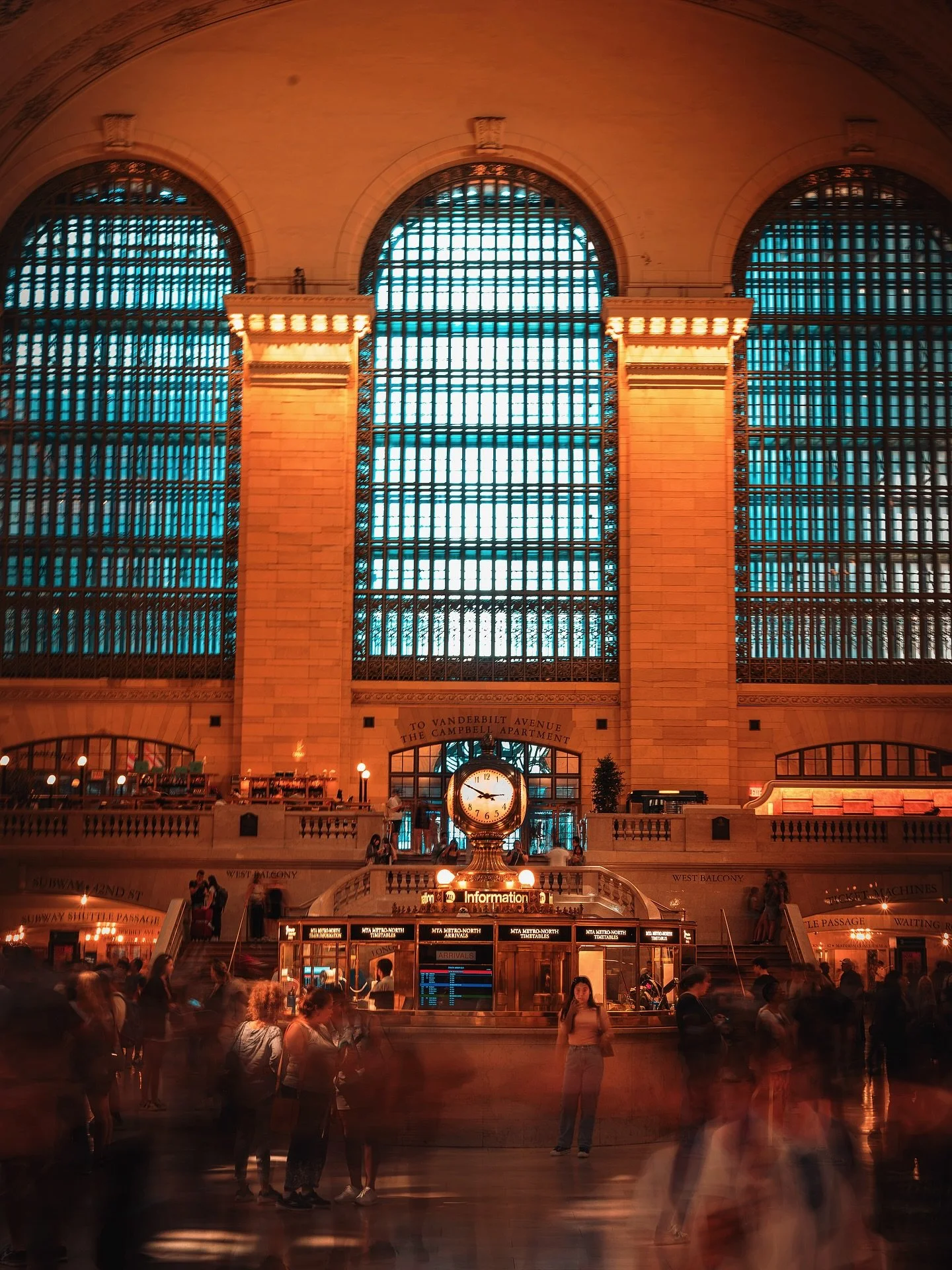 passing time at grand central 🚂
&bull;
&bull;
&bull;
shot on sony a7c ɪɪ @sonyalpha 
&bull;
&bull;
&bull;
#streetclassics #madewithlightroom #streetgrammers #streetmoment #nycprimeshotz #ny_shooters #moostlyfilm #theglobalphotographycommunity  #tone