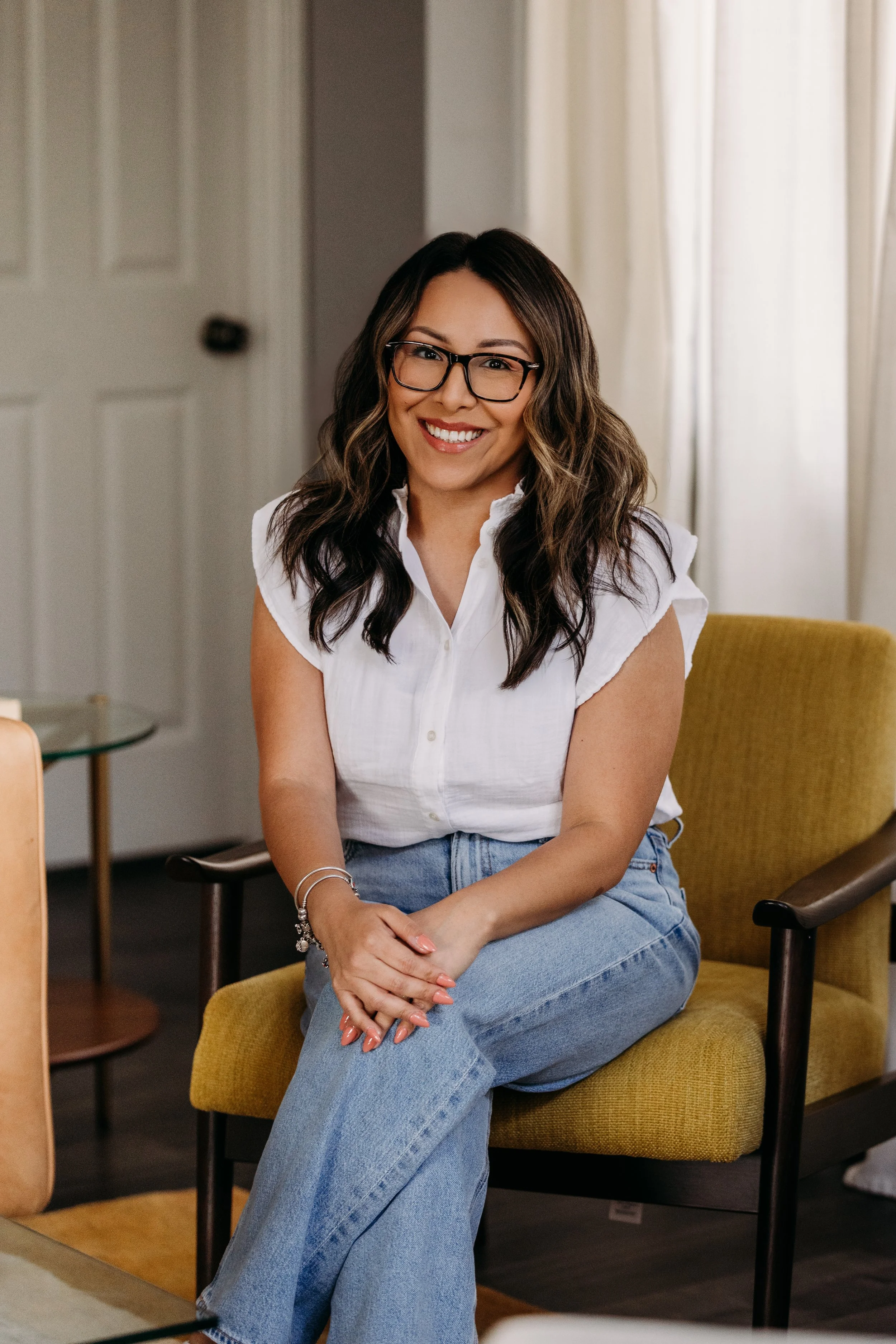 Therapist providing EMDR therapy in California via telehealth