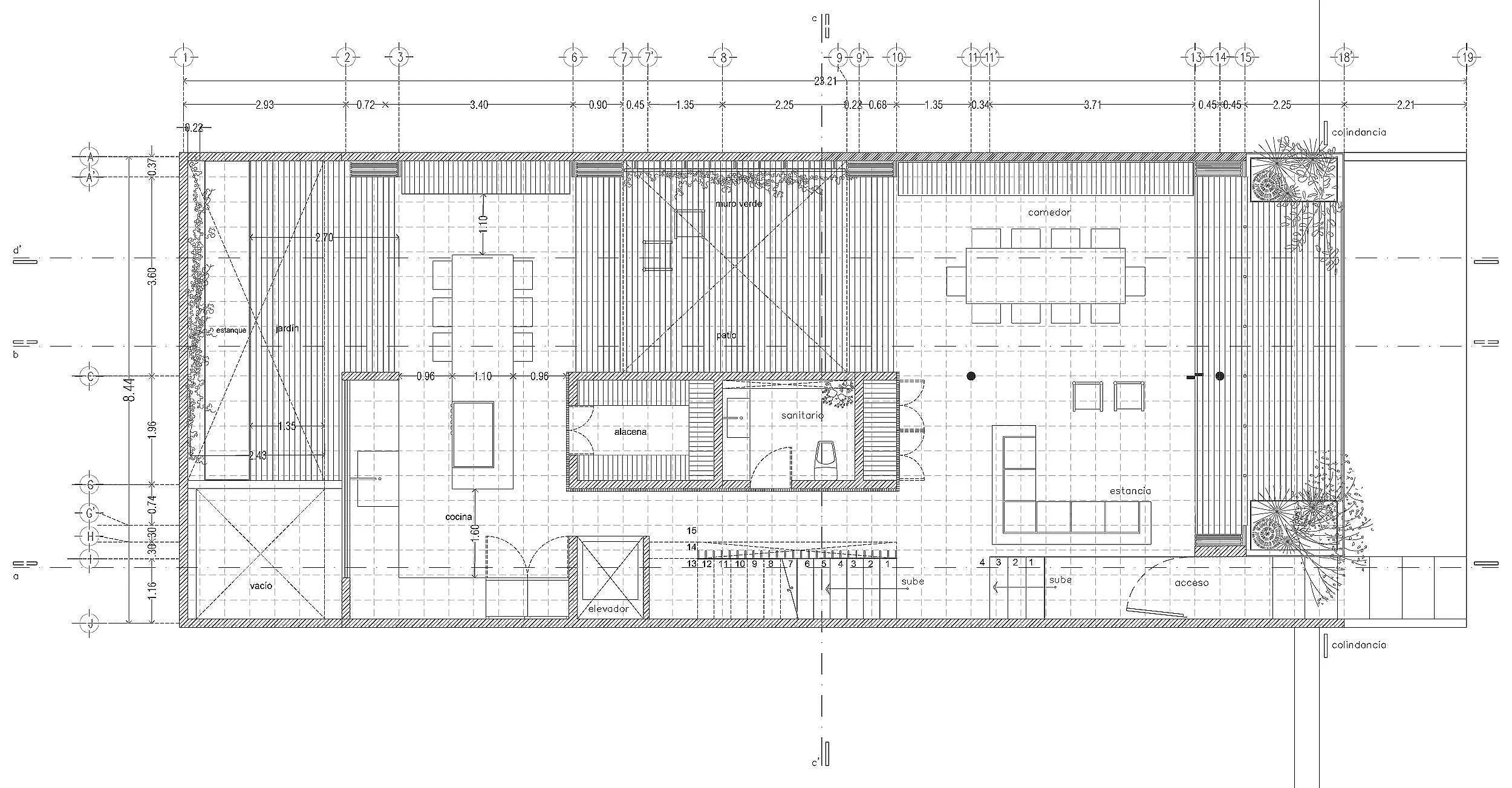 Plano arquitectónico de una casa, mostrando habitaciones, cocina, baños, área de jardín y distribución general del espacio.