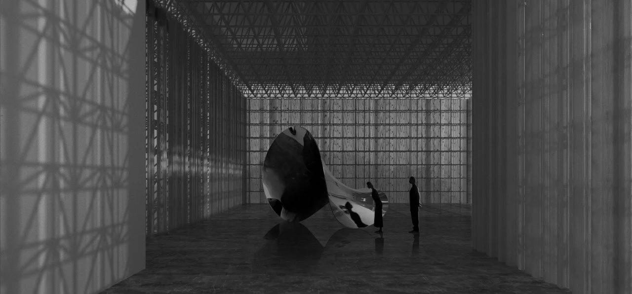 Una escultura de forma irregular en un espacio con estructura metálica y paredes de cristal, con dos personas observándola.