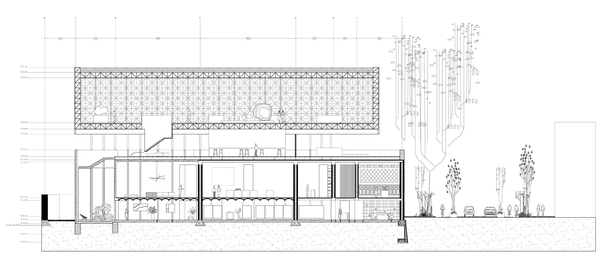 Plano arquitectónico de un edificio con varias plantas, incluyendo espacios interiores y exteriores, árboles y vehículos en el entorno.