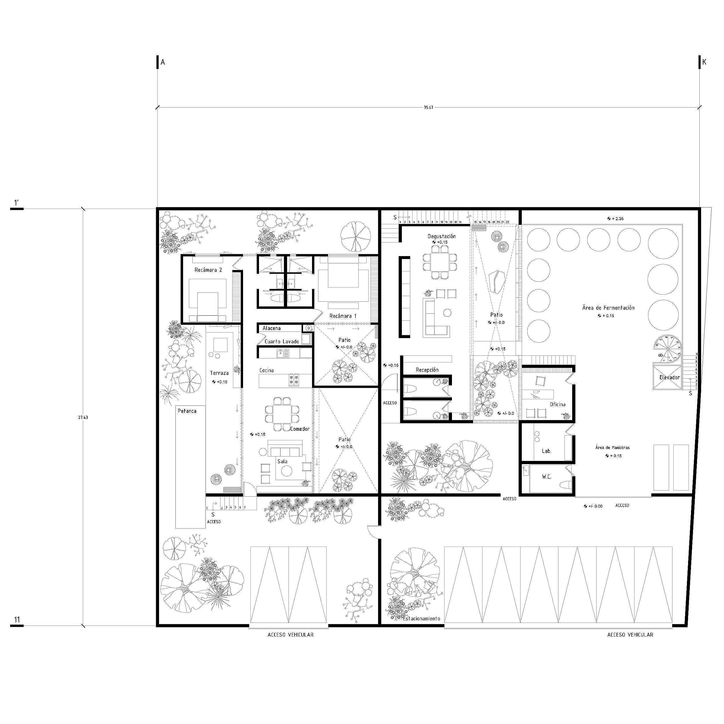 Plano arquitectónico de una casa con áreas verdes, jardín, habitaciones, terraza, área de fermentación, espacio de oficina, laboratorio, estacionamiento y acceso vehicular.