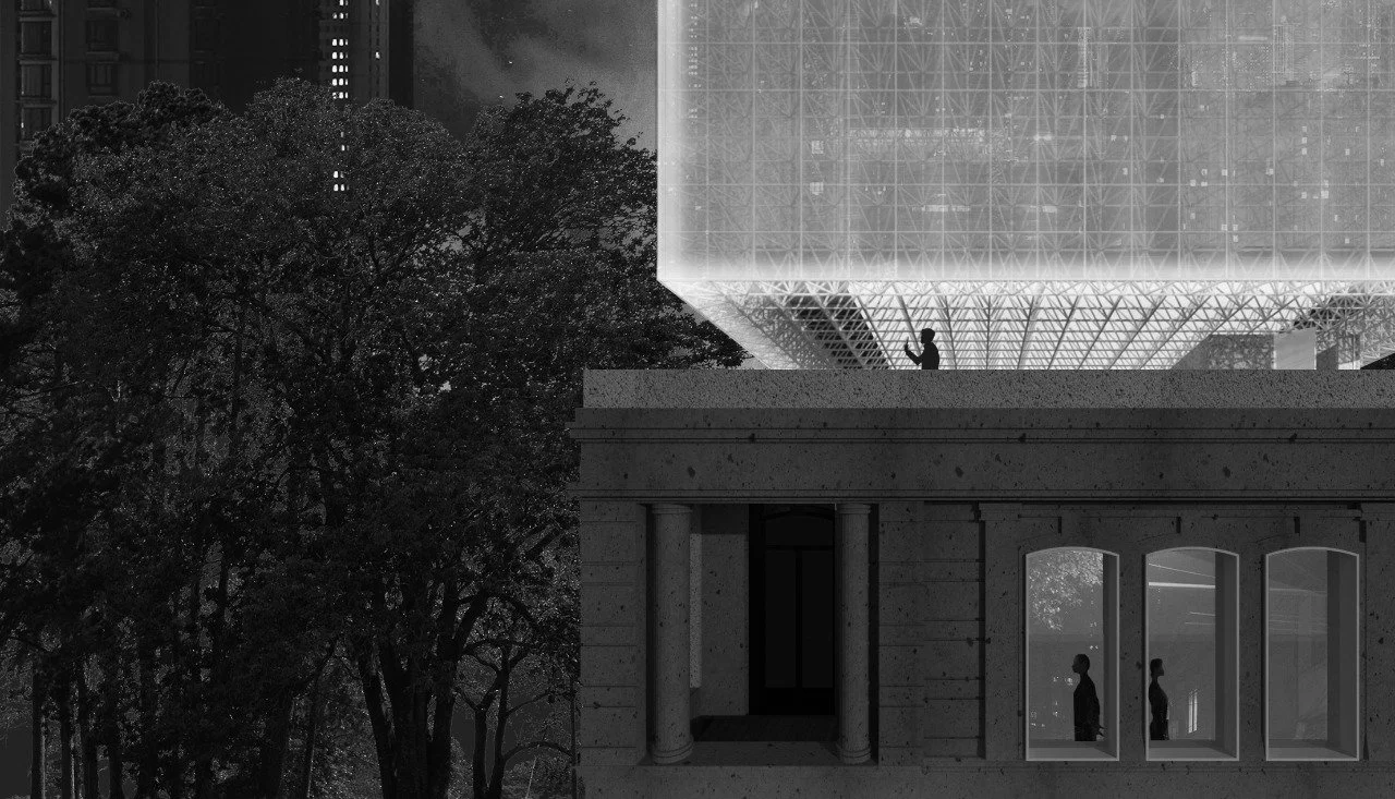 Edificio moderno con estructura de cristal y dos personas caminando dentro, rodeado de árboles y un cielo gris, en un entorno urbano nocturno.