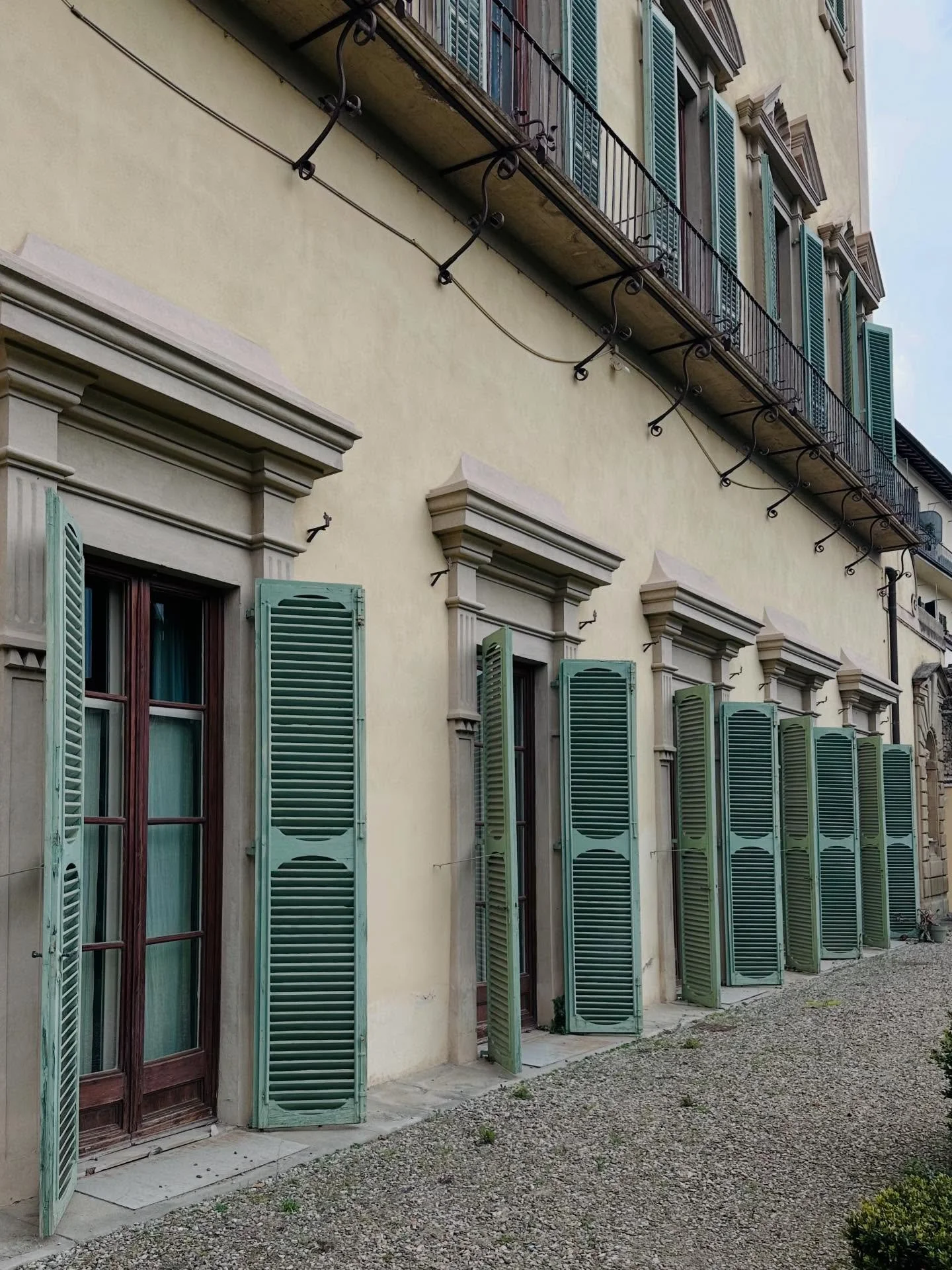 Italy Diaries ✨

Italy, you had me at the details. From one-of-a-kind hardware to dramatic focal points that stopped me mid-step&mdash;every corner told a story. The patina, the craftsmanship, the quiet confidence in every design choice&hellip; nothi