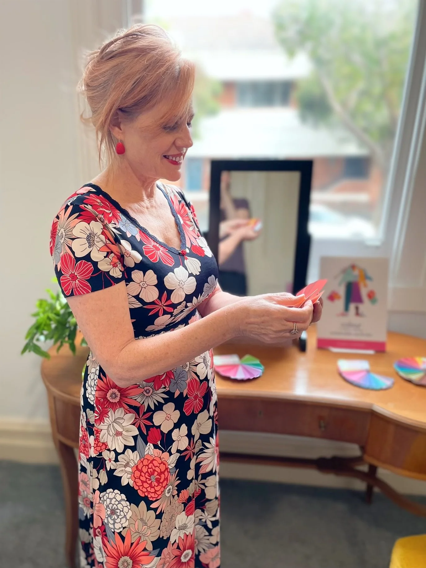 Donna holding colour swatches