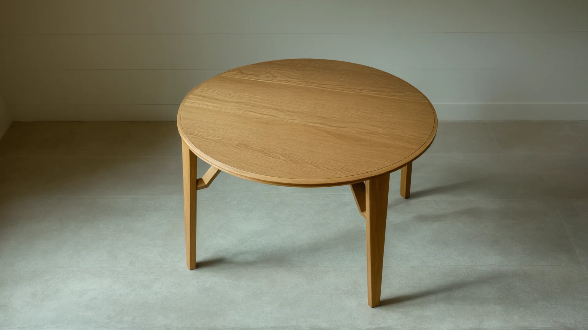 Mesa redonda de madera.