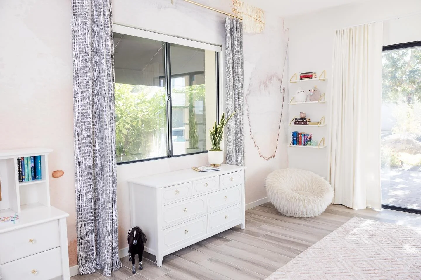 Light tones, layered textures, and (always) a touch of greenery make the room feel open yet inviting, the perfect blend of calm and character.

#AZHomesForSale
#AZInteriorDesign
#PhoenixInteriorDesign
#ArizonaInteriors
#ScottsdaleInteriorDesigner
#AP