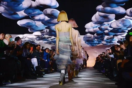 dam-images-set-design-marc-jacobs-marc-jacobs-cloud-sets-05.jpeg