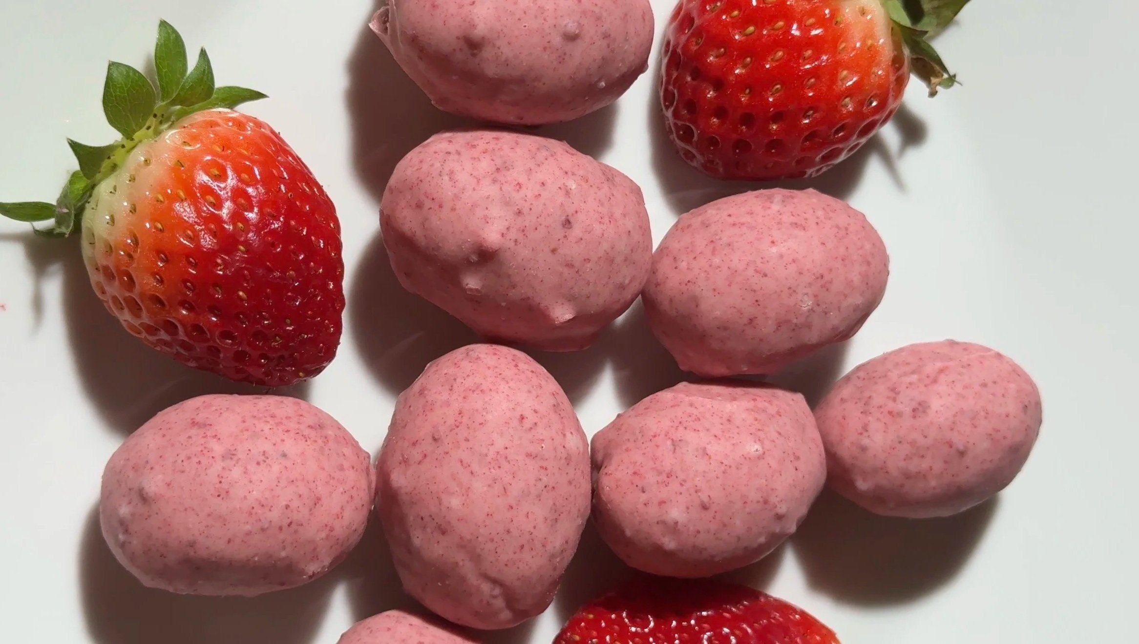 Easy No Bake Easter Strawberry Eggs with White Chocolate and Cranberry Powder