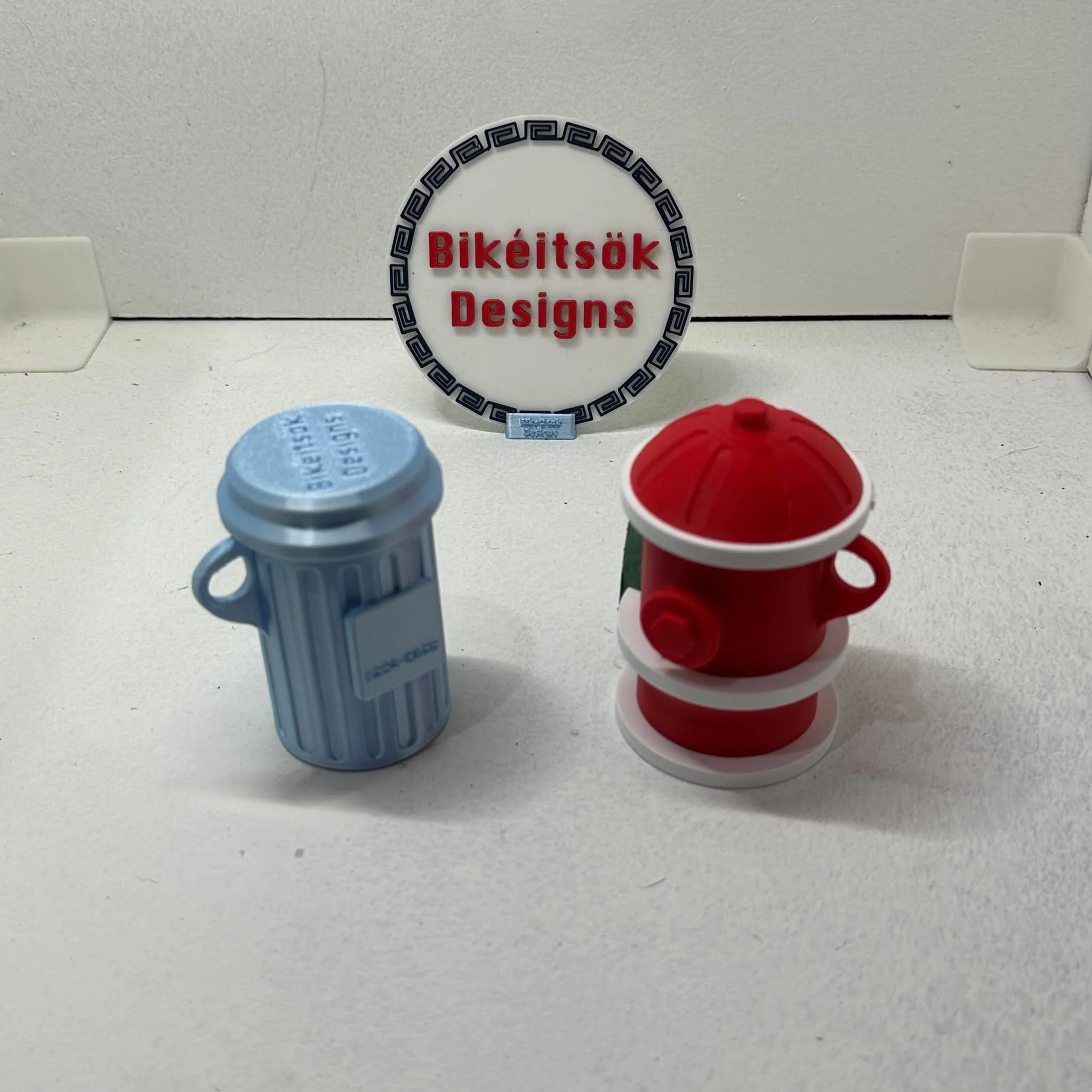 🐶✨ &iexcl;Pasear nunca fue tan pr&aacute;ctico y con estilo!
Nuestros contenedores de bolsitas para desechos vienen en dise&ntilde;os &uacute;nicos (hidrantes, mini basureros y m&aacute;s) y en tu color favorito.
✔️ Livianos
✔️ Resistentes
✔️ Hechos