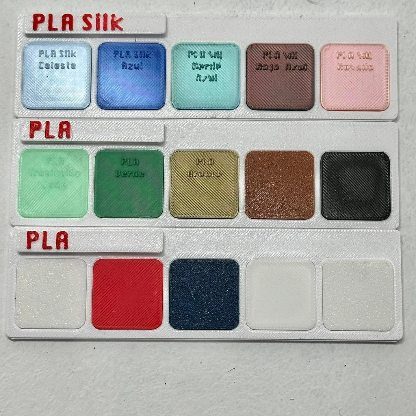 Los colores y tipo de filamento que tenemos en este momento!
- PLA, fuerte y resistente, especial para aplicaciones interiores
- PETG, fuerte y con ligera flexibilidad, con alta resistencia a los elementos. Para aplicaciones interiores y exteriores
-