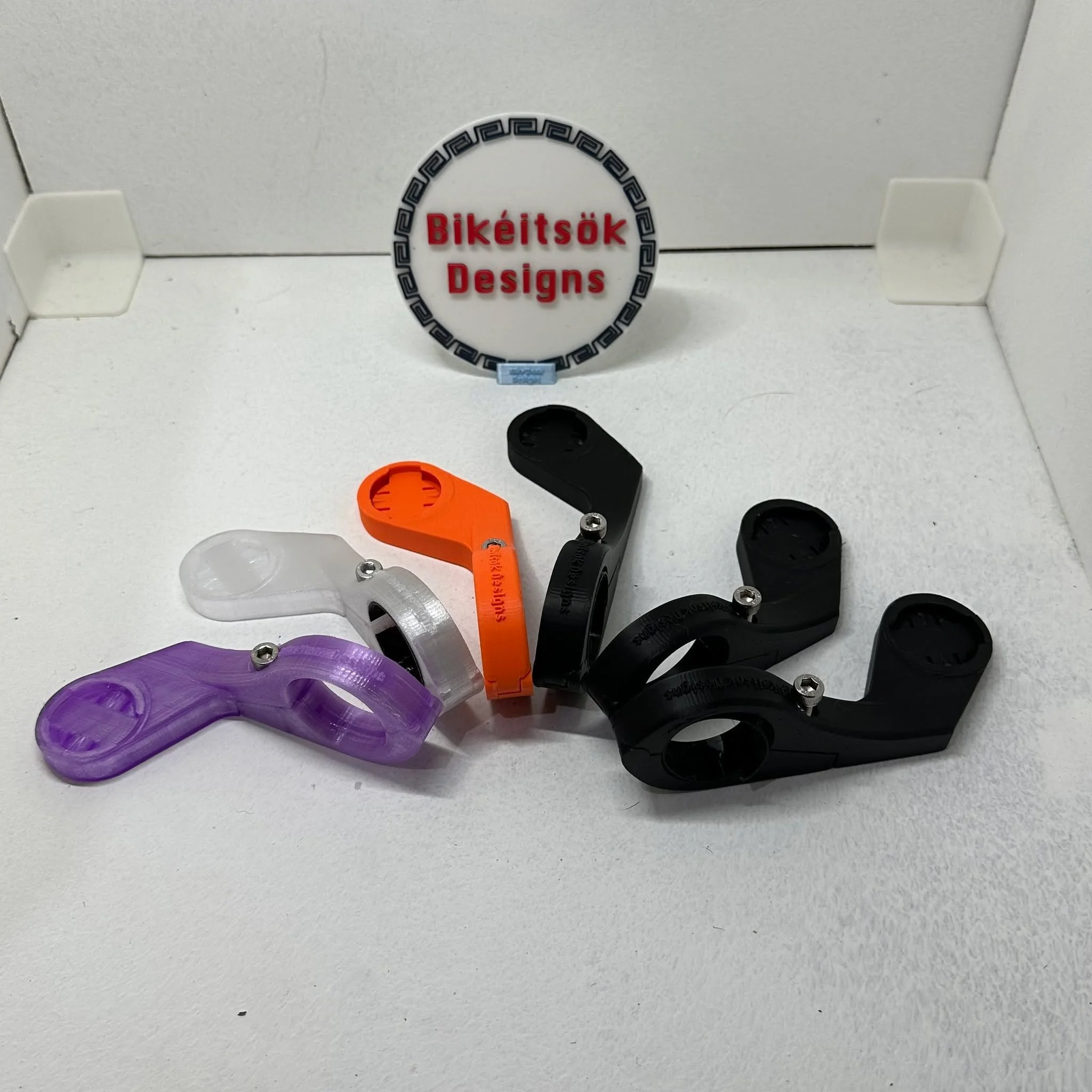 🎨 Tu bici, tu estilo.
Montura para GPS en varios colores (naranja, amarillo, blanco, trasl&uacute;cido y m&aacute;s).
✔️ Compatible con Garmin/Wahoo
✔️ Bajo perfil, discreta y funcional
👉 &iexcl;Hecha en Costa Rica para ciclistas que buscan destaca