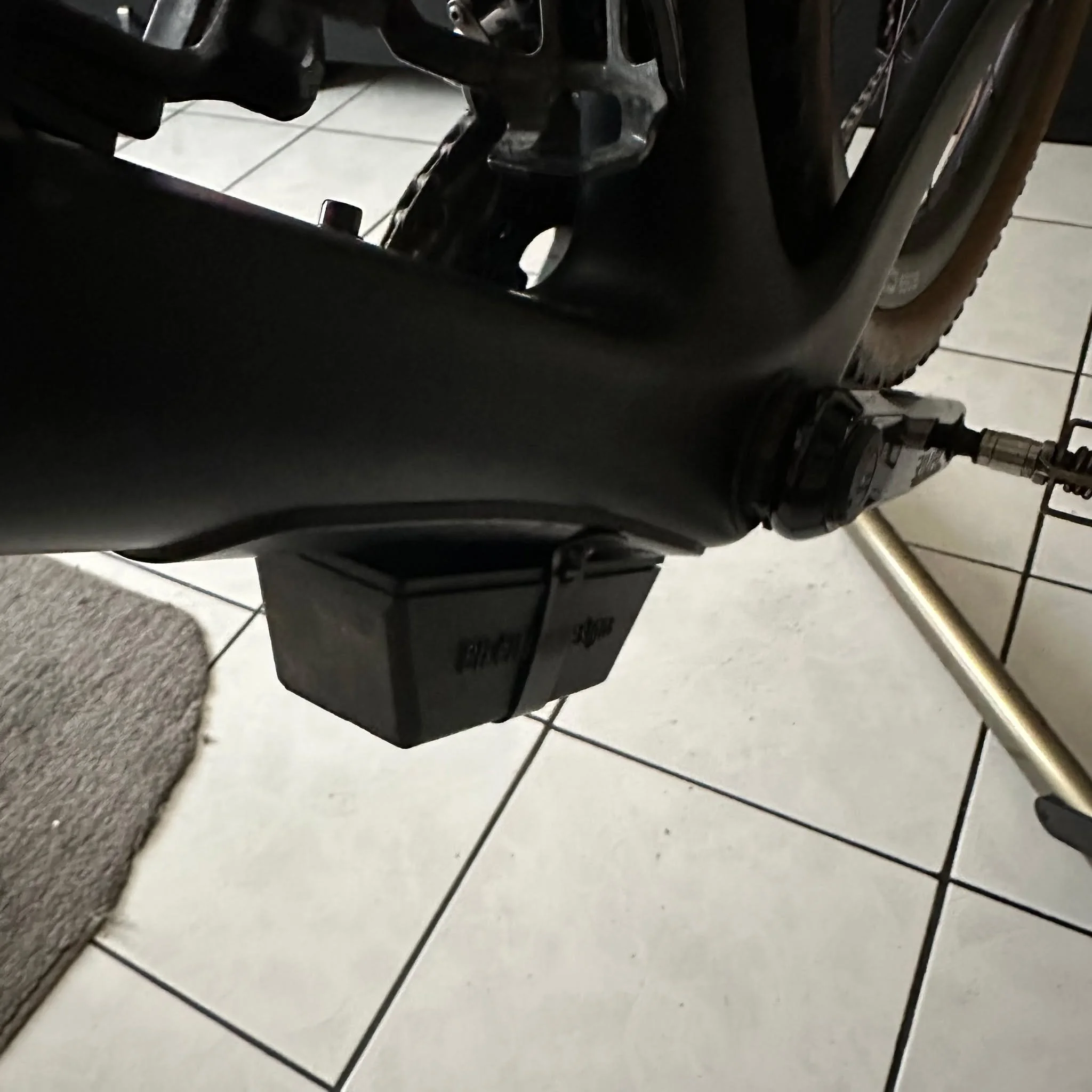 Caja &quot;Set 'n Forget&quot;
Lo mas cercano a tener almacenaje interno!
Guard&aacute; lo esencial sin perder estilo ni comodidad. Nuestra caja de almacenaje para bicicleta se instala f&aacute;cilmente en el tubo inferior, junto al juego de centro, 