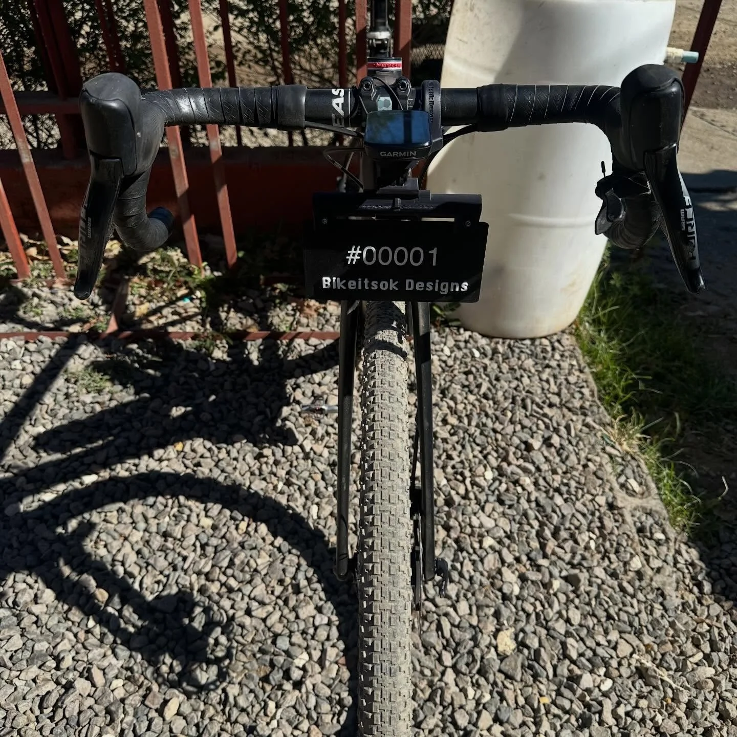 Hoy fue la prueba de fuego para el porta n&uacute;mero frontal. La bajada de hoy, desde San Antonio de Puriscal, hasta Piedras negras. Partes muy t&eacute;cnicas, y con llantas 40mm 😖, estuvo dif&iacute;cil. Pero la pieza se comporto como las grande