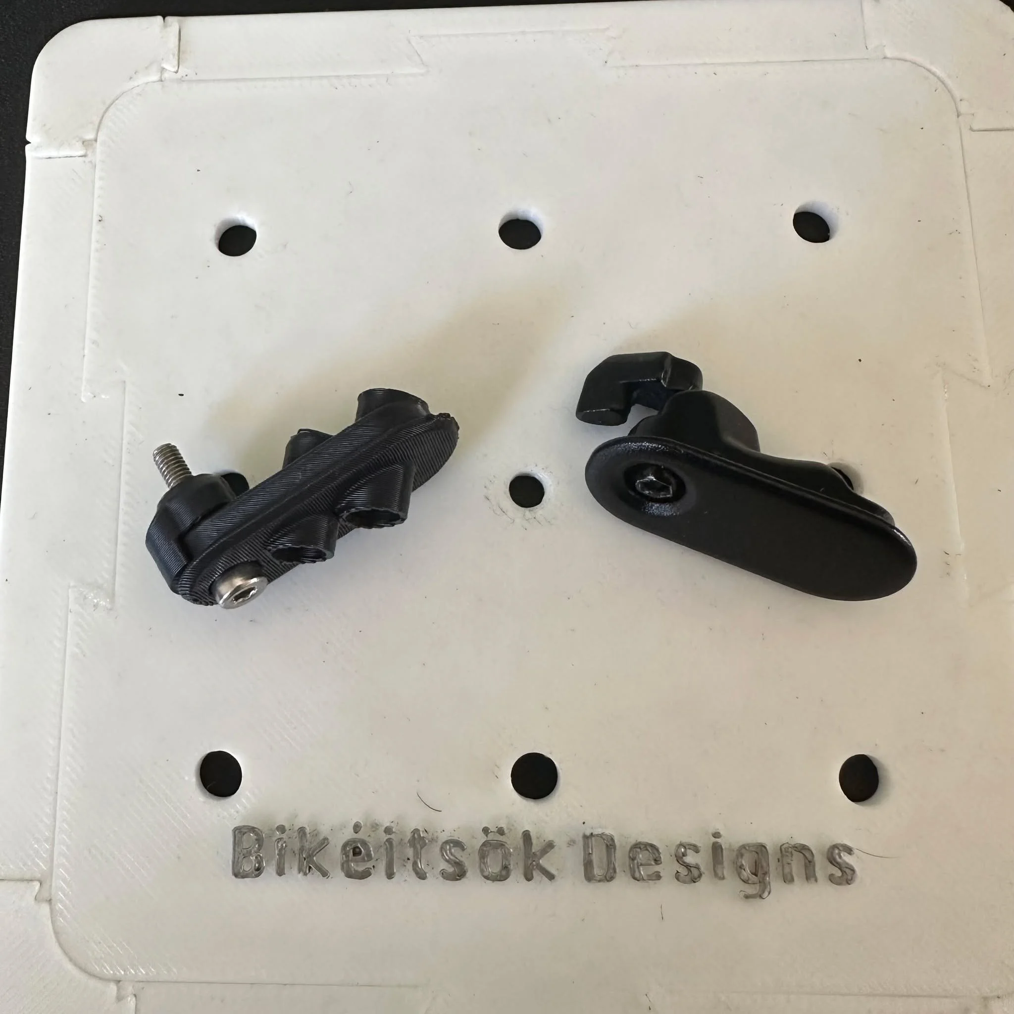 Soluciones Bik&eacute;its&ouml;k!
Un amigo necesitaba una guia de cables para una Specialized Diverge. Solo tenia la tapita, y ocupaba pasar 2 cables por la abertura en el marco. 
Solucion: Copiar las dimensiones de la tapita original y generar las g