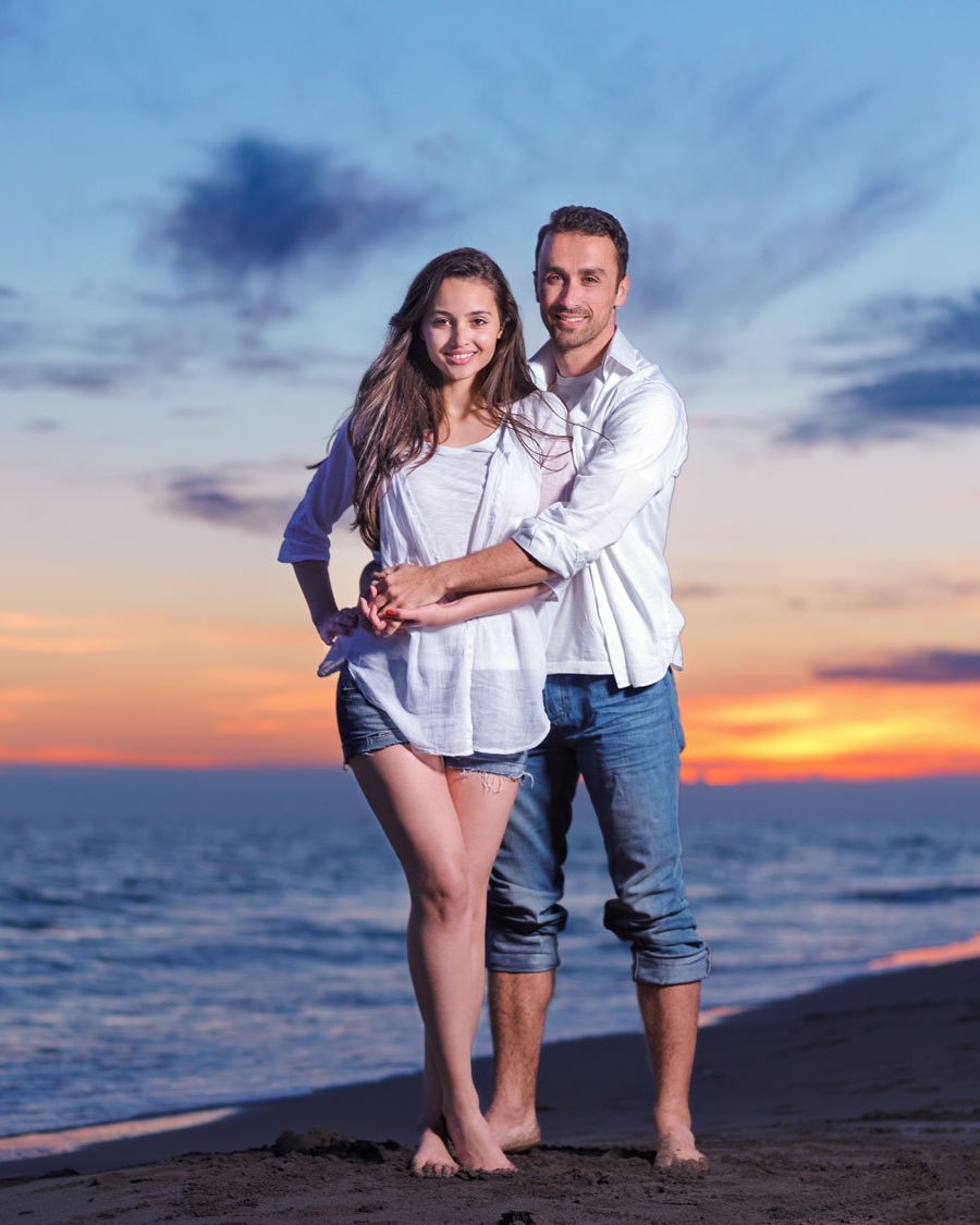 Couple-Beach_214291945.jpg