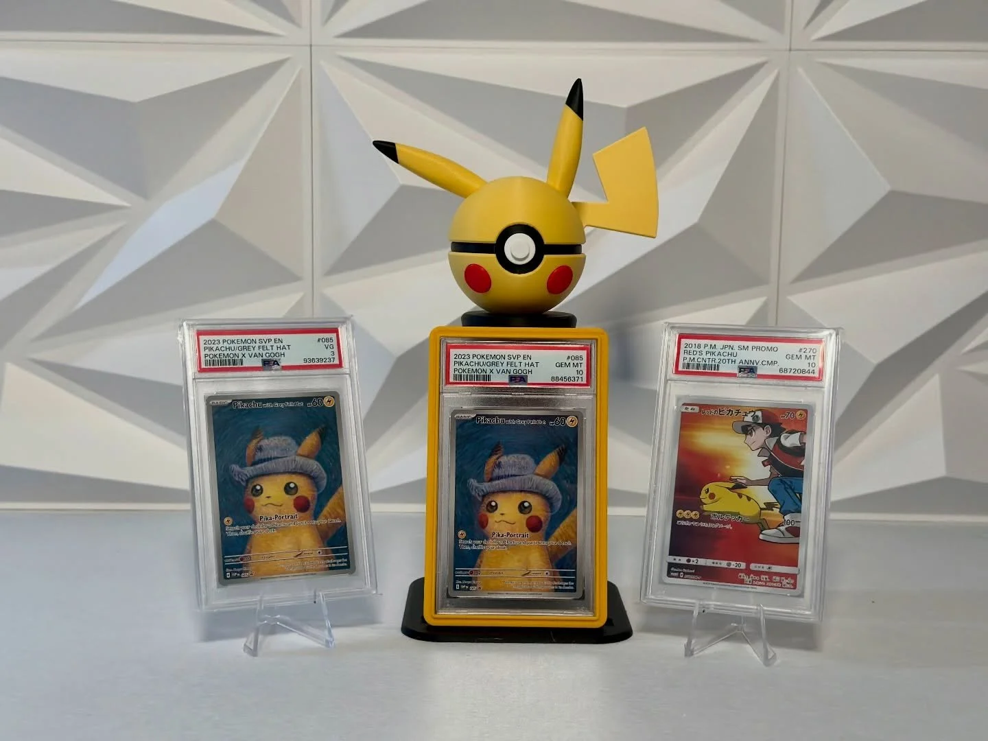 Show off your grails the right way!
Slab + Pok&eacute; Ball display in one clean setup 

Our 3D printed slab / Pok&eacute; Ball stand fits most graded slabs and turns your collection into a centerpiece. Custom color options available. 

🔸 Compatible