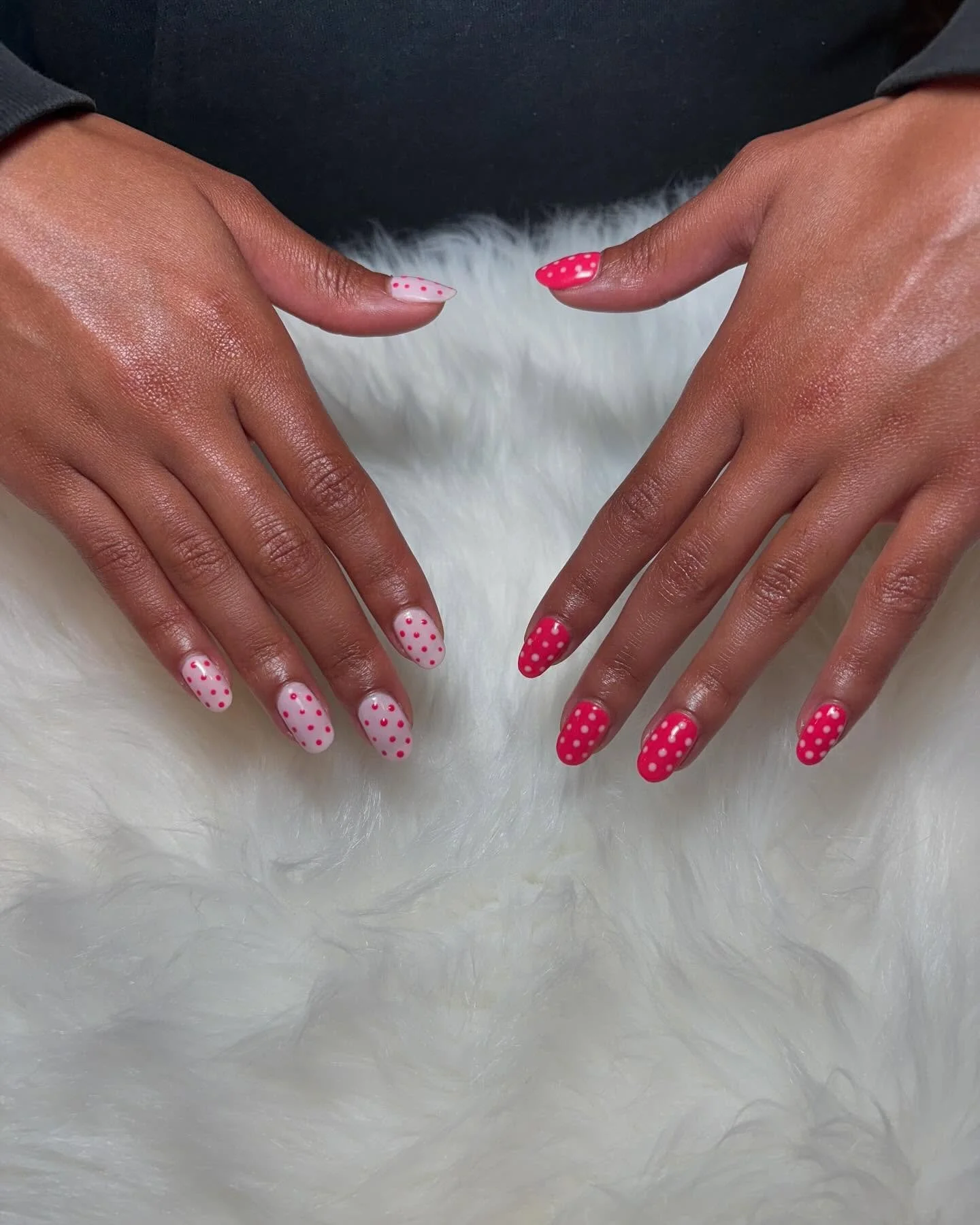 Cute polka dot nails 👙
