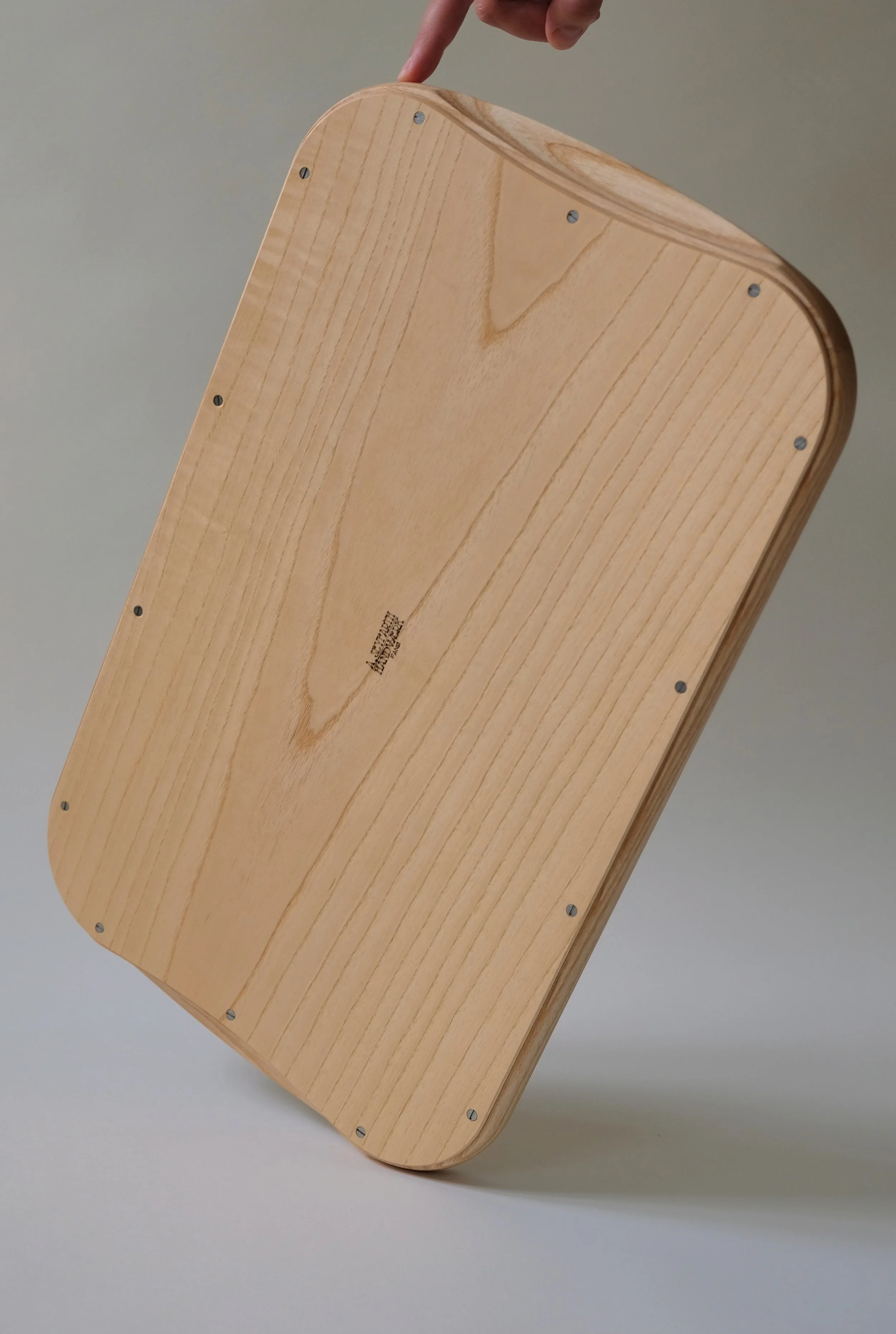 Arv serveringsbakke i aske træ, vist på højkant med flot åretegning og rundinger.