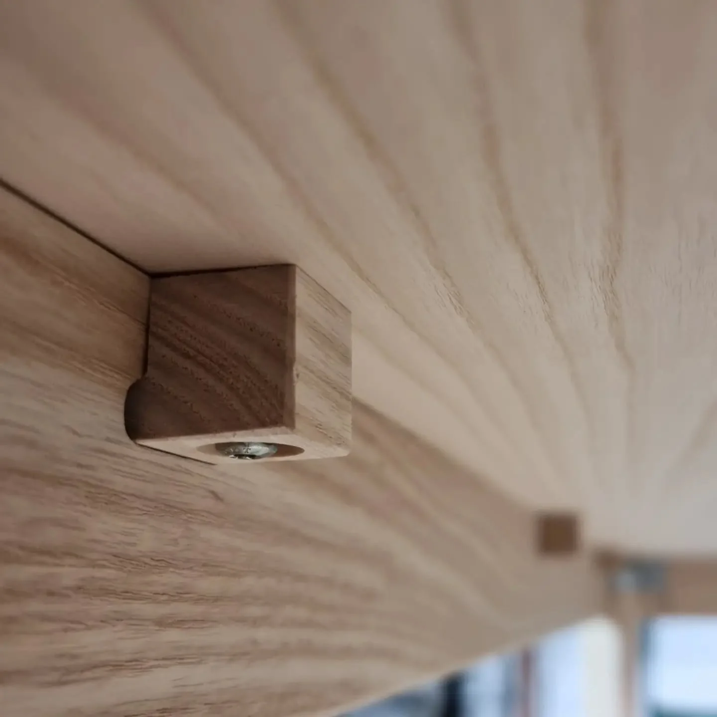 L&oslash;se samlinger? 
-
Ja p&aring; en m&aring;de - for tr&aelig; er nu engang et levende materiale, der udvider og tr&aelig;kker sig sammen &aring;ret igennem og det er noget jeg skal t&aelig;nke lidt over, n&aring;r jeg laver et m&oslash;bel. Bor