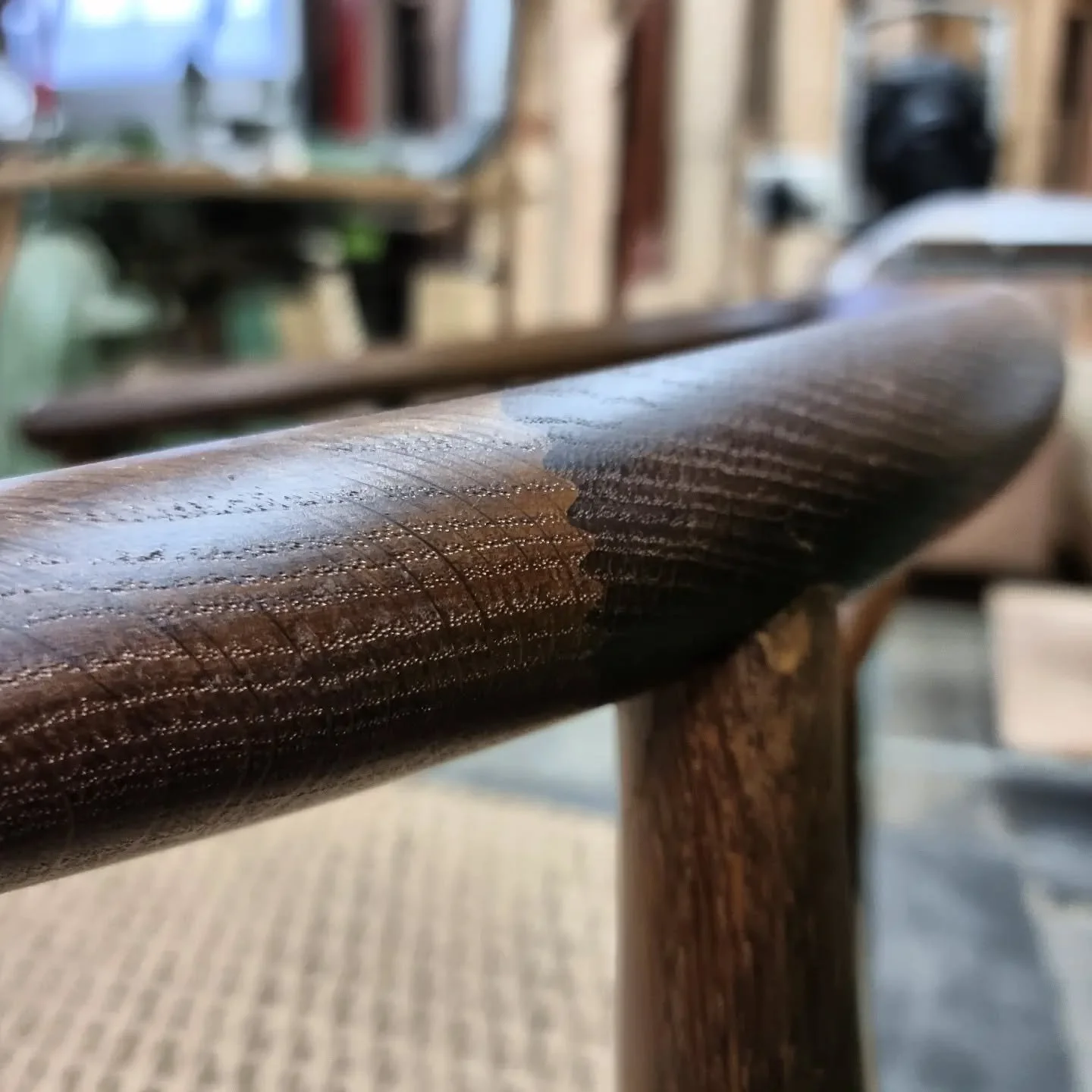 LC03's runde kopstykke, er samlet i tre dele. Det kr&aelig;ver en god samling, men selvf&oslash;lgelig ogs&aring;, og ikke helt uv&aelig;sentlig - en p&aelig;n en. 

_

#alexanderseyfarthdesign #m&oslash;beldesigner #m&oslash;belsnedkeri #chairmaker 